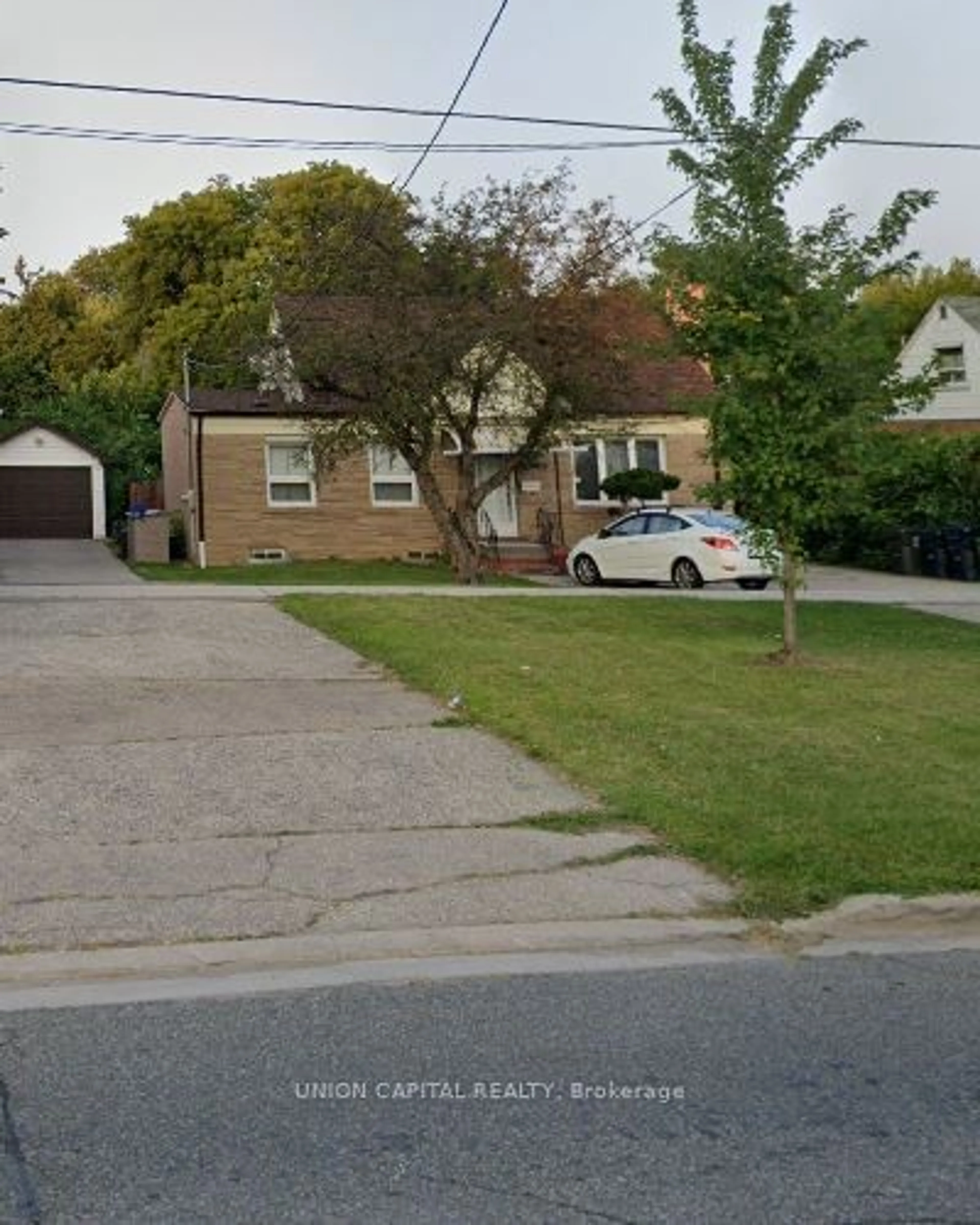 A pic from outside/outdoor area/front of a property/back of a property/a pic from drone, street for 513 Wilson Heights Blvd, Toronto Ontario M3H 2V7