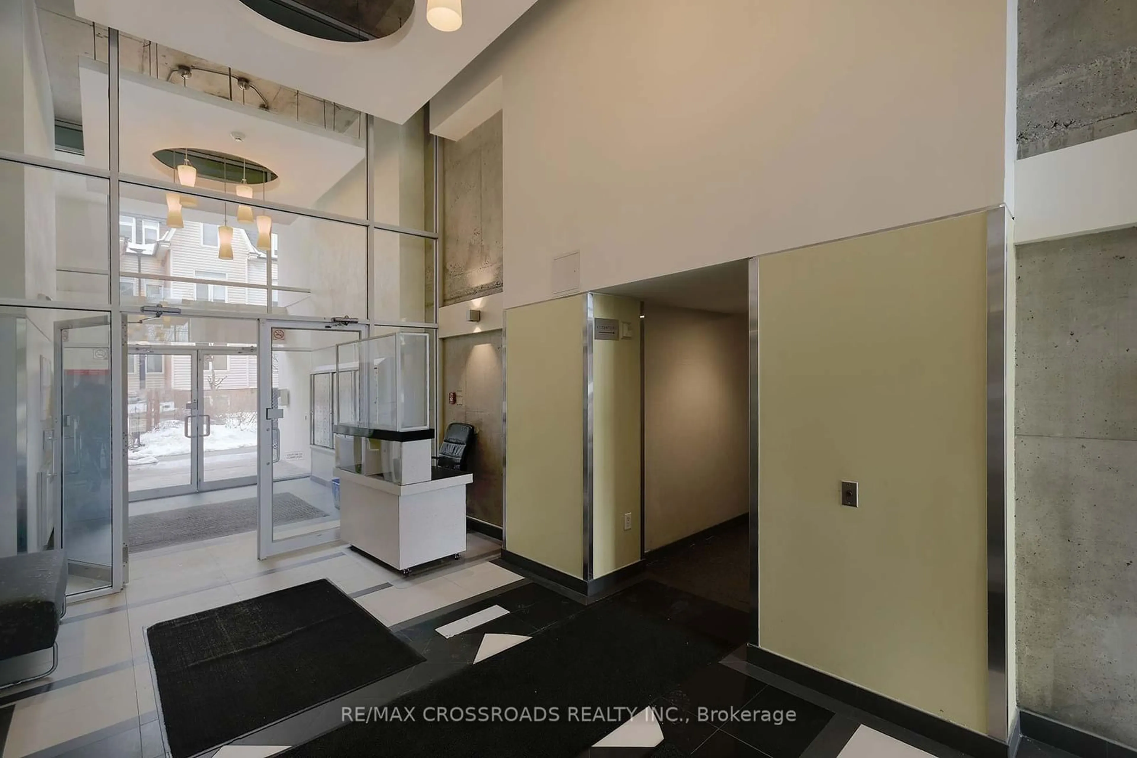 Indoor foyer for 954 King St #526, Toronto Ontario M6K 1E5