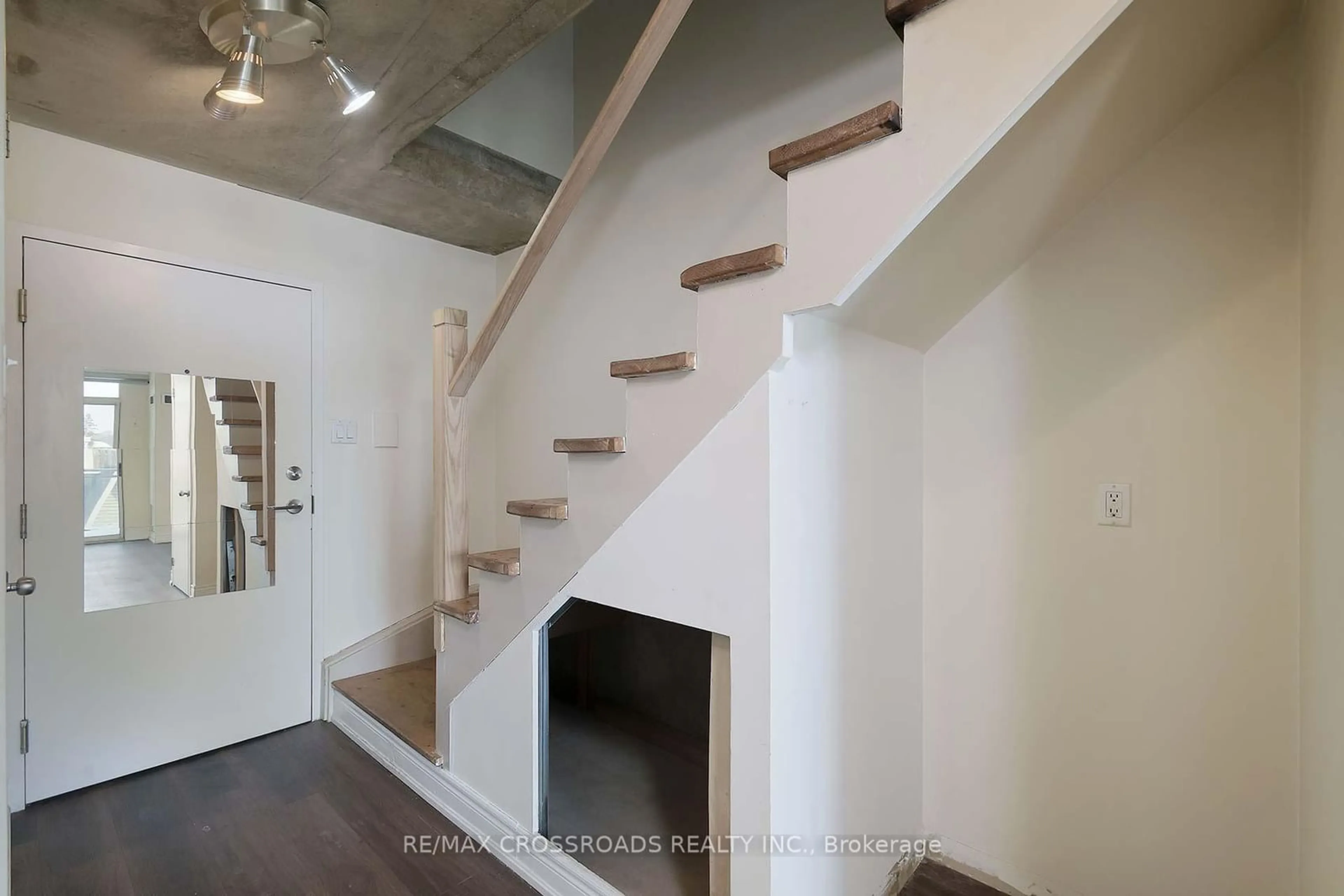 Stairs for 954 King St #526, Toronto Ontario M6K 1E5