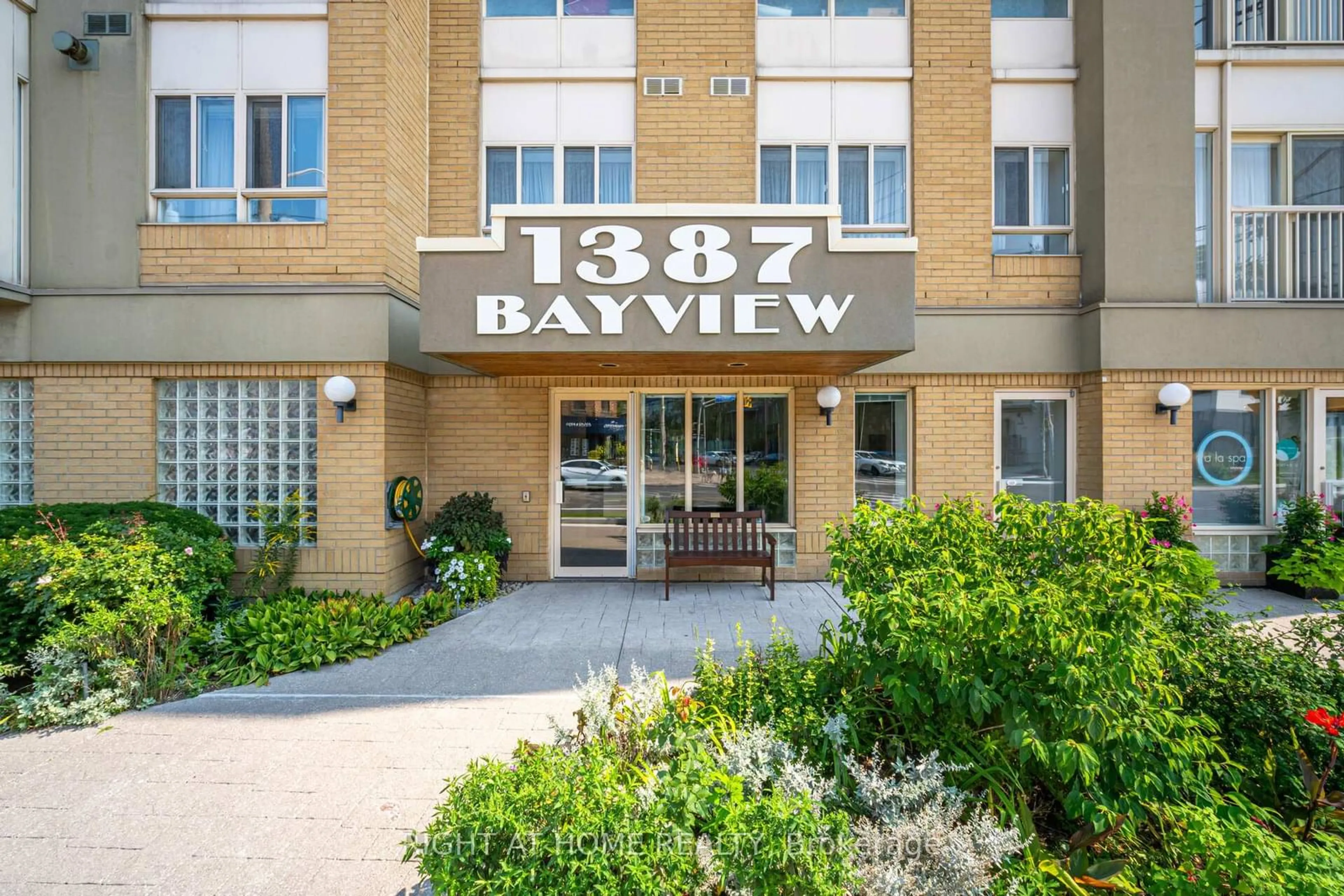 Indoor foyer for 1387 Bayview Ave #306, Toronto Ontario M4G 3A5