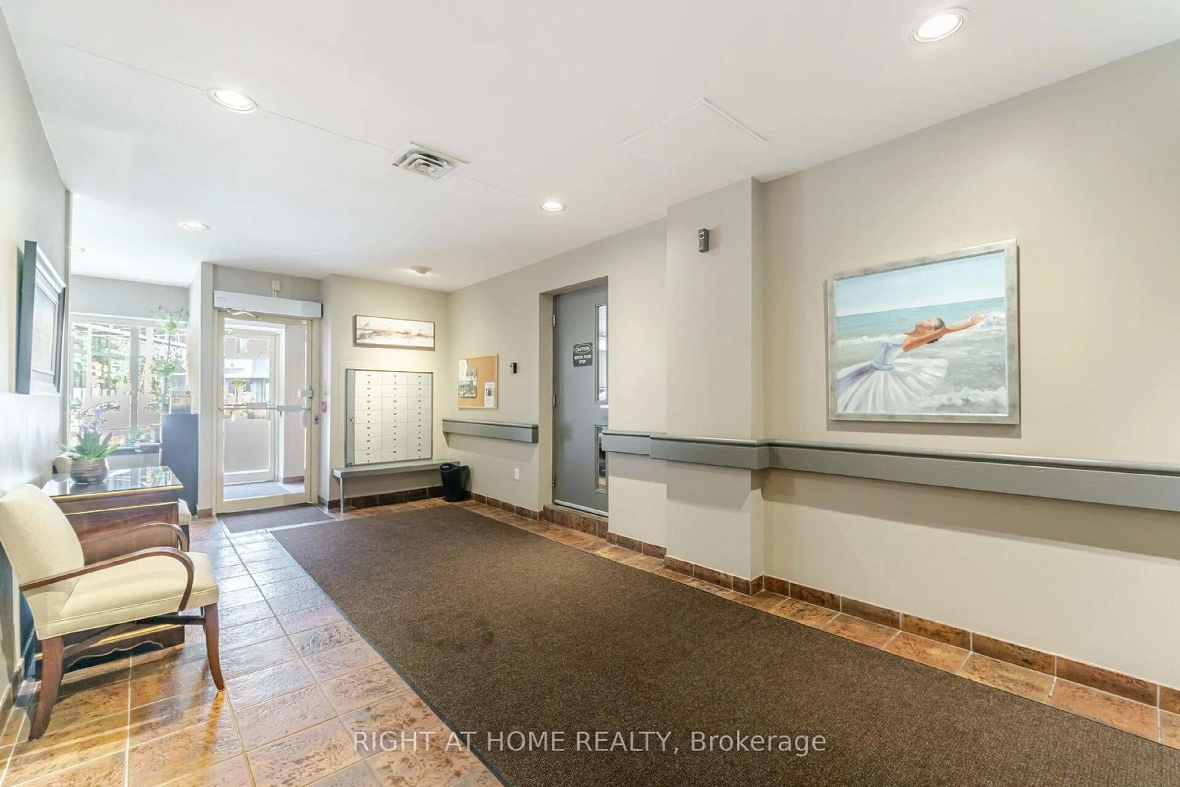 Indoor foyer for 1387 Bayview Ave #306, Toronto Ontario M4G 3A5