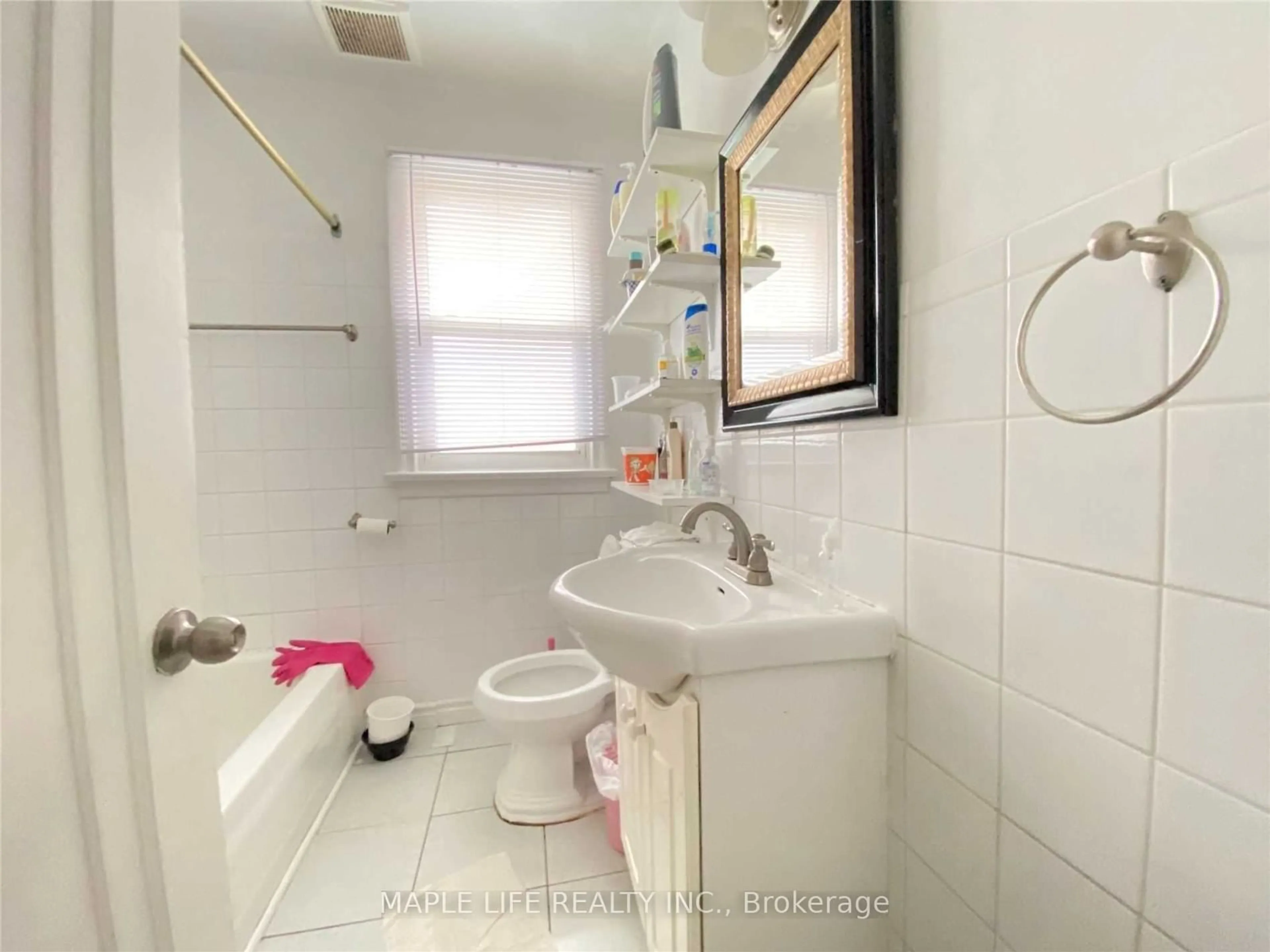 Standard bathroom, ceramic/tile floor for 197 Finch Ave, Toronto Ontario M2N 4S1