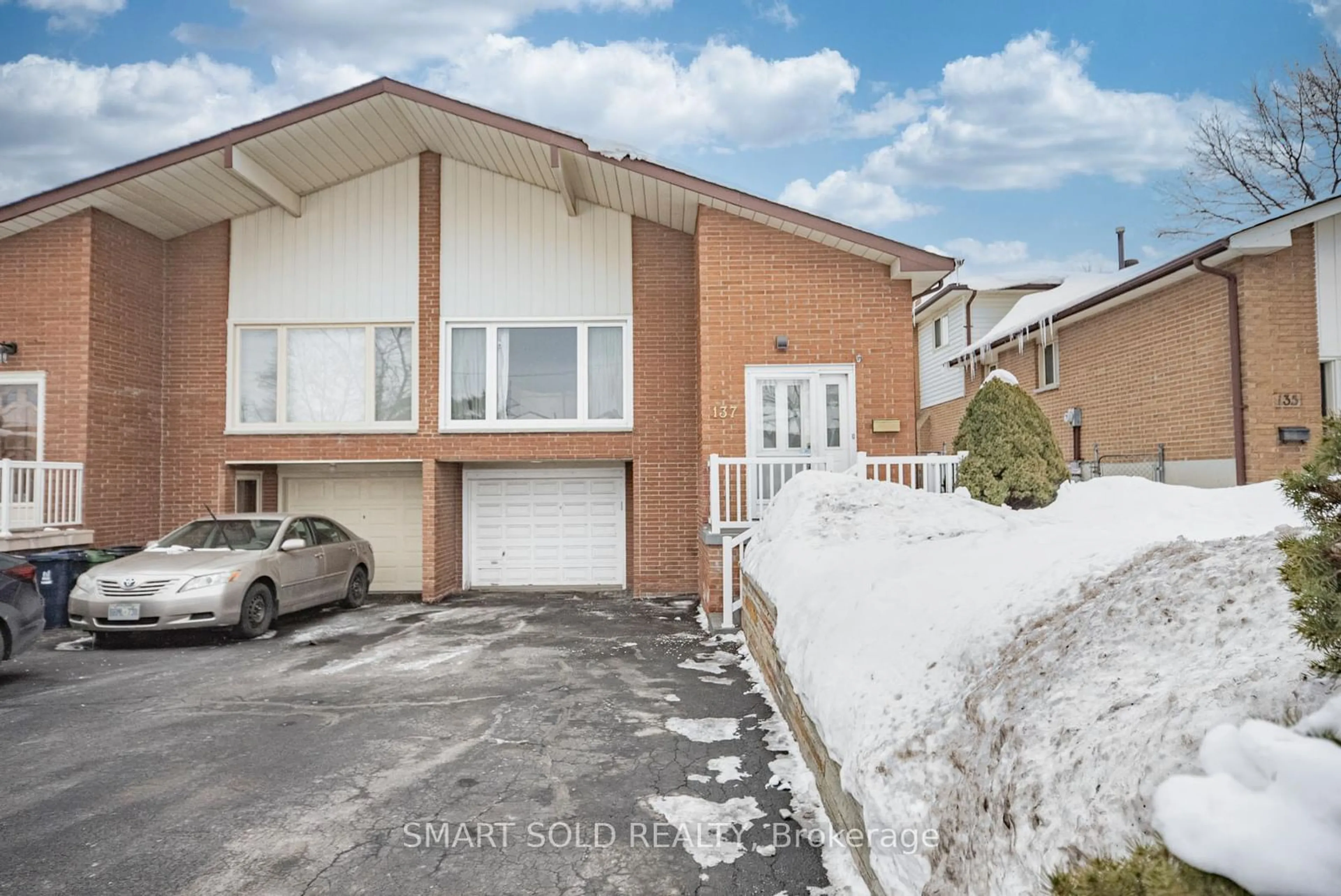 Home with brick exterior material, street for 137 Shawnee Circ, Toronto Ontario M2H 2Y3