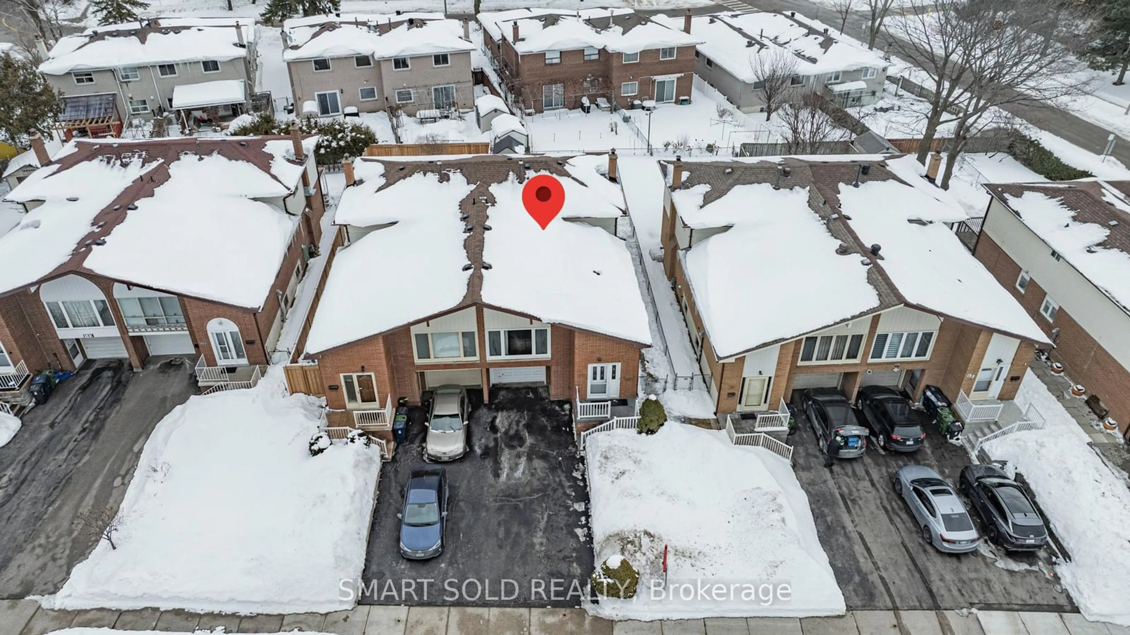 A pic from outside/outdoor area/front of a property/back of a property/a pic from drone, street for 137 Shawnee Circ, Toronto Ontario M2H 2Y3