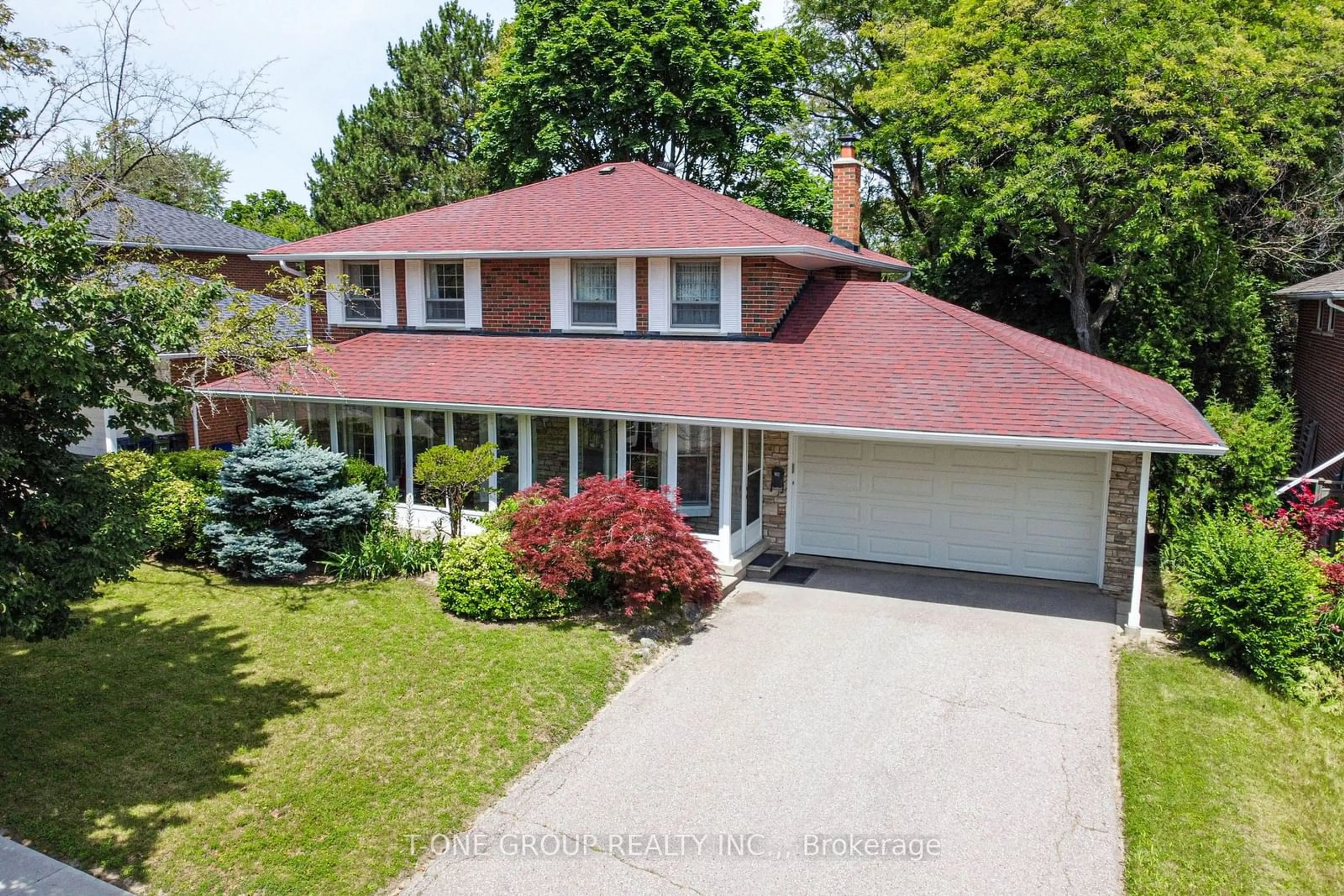 A pic from outside/outdoor area/front of a property/back of a property/a pic from drone, street for 20 Zircon Crt, Toronto Ontario M2H 2A1