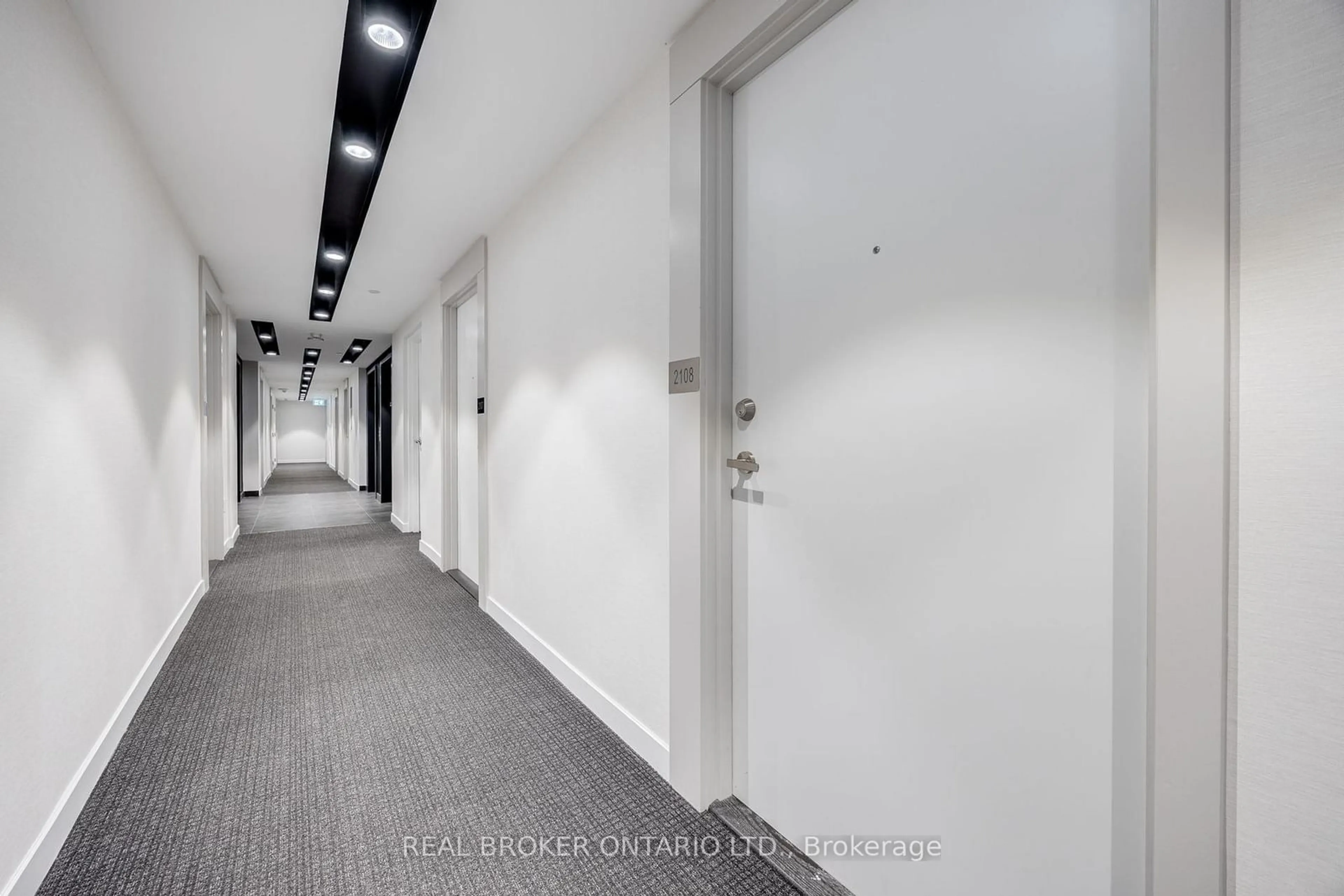 Indoor foyer for 99 Broadway Ave #2108, Toronto Ontario M4P 0E3