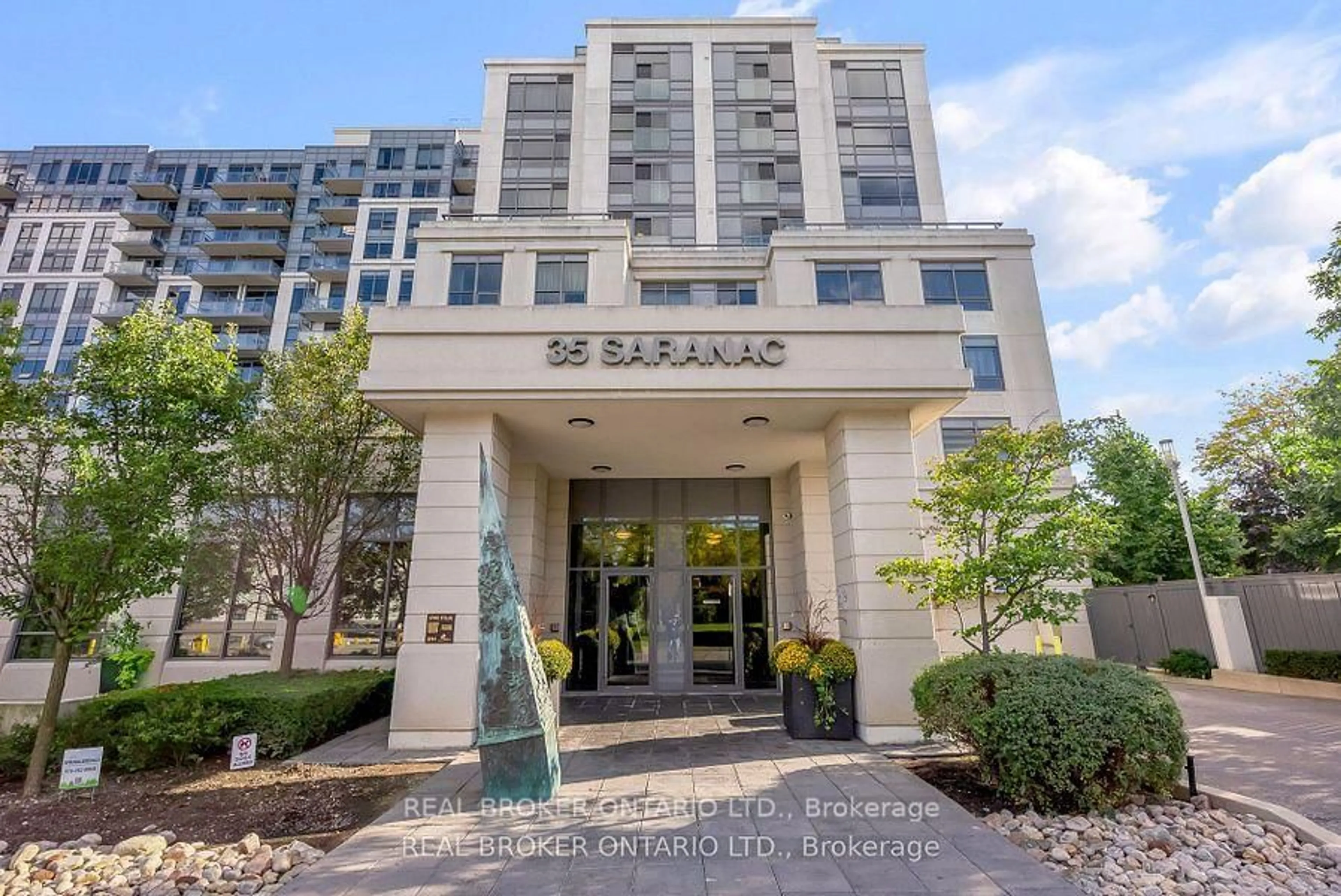 Indoor foyer for 35 Saranac Blvd #604, Toronto Ontario M6A 2G4