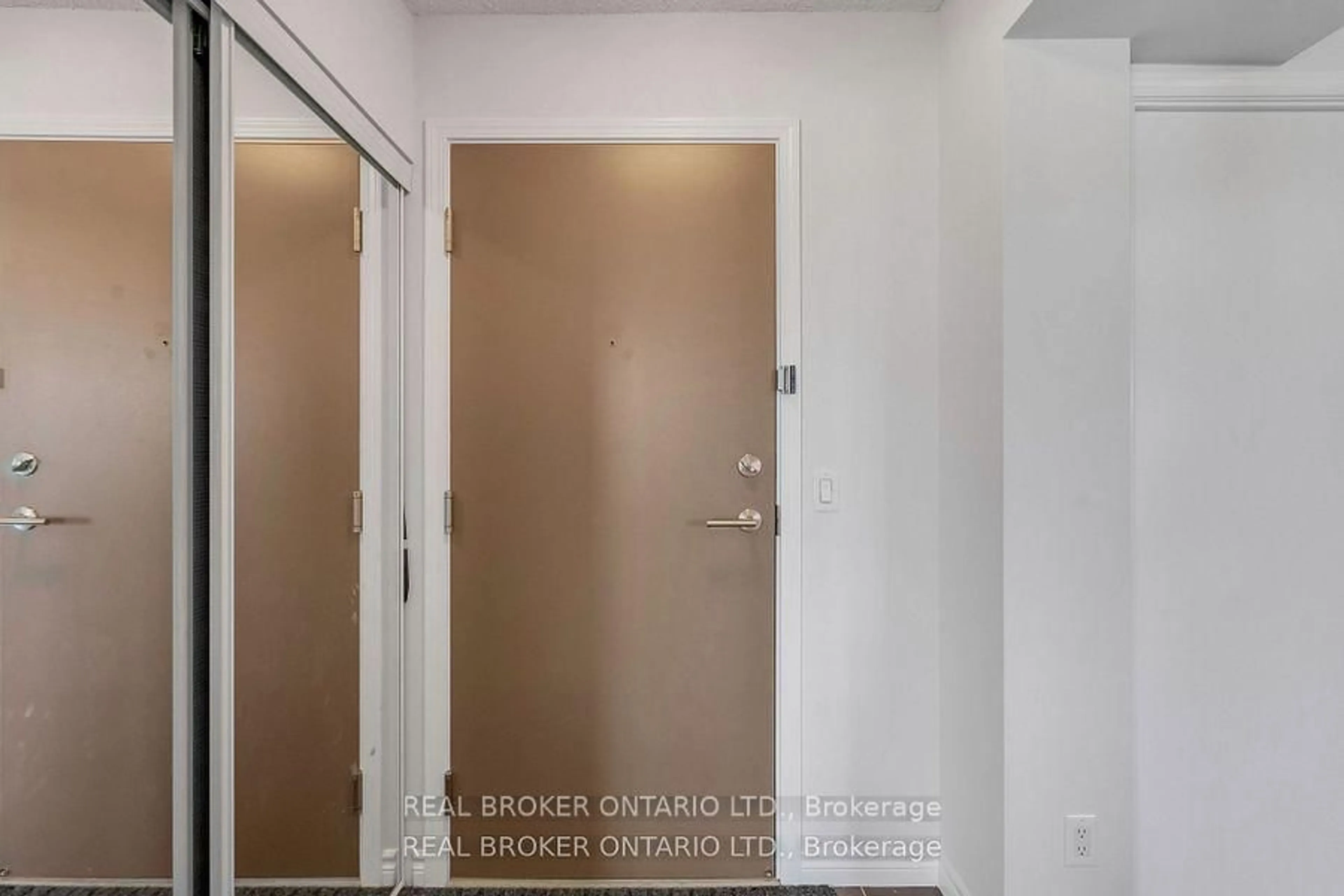 Indoor entryway for 35 Saranac Blvd #604, Toronto Ontario M6A 2G4