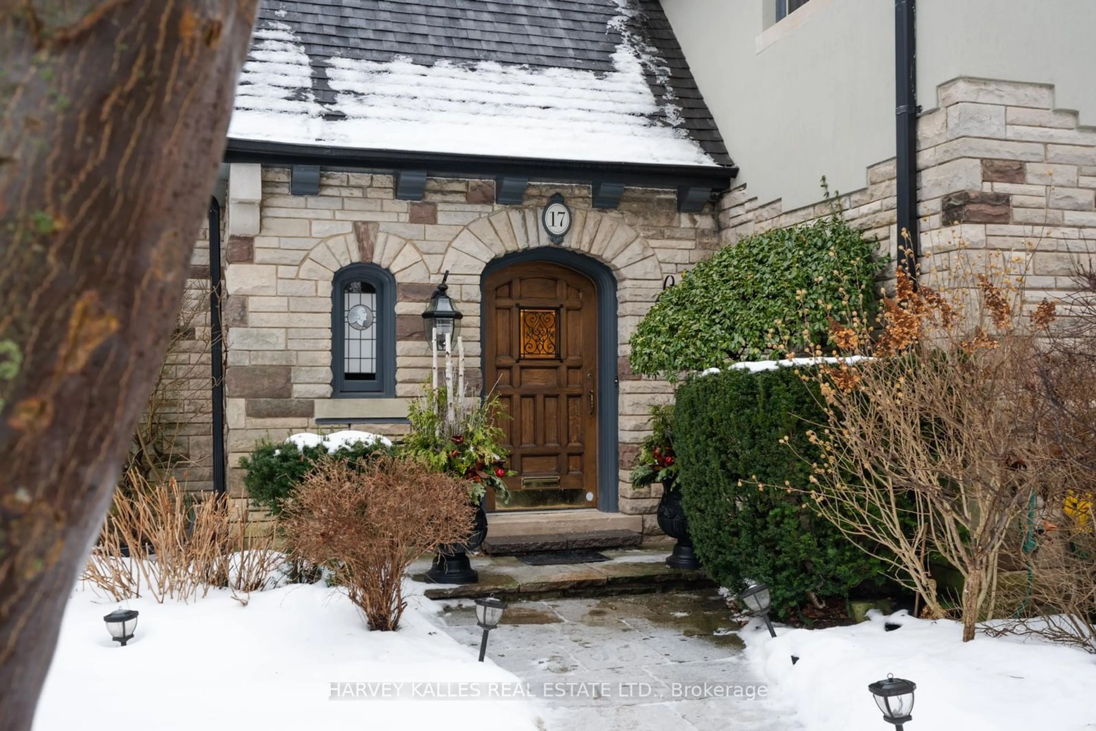 Indoor entryway for 17 Robinwood Ave, Toronto Ontario M5P 1X6