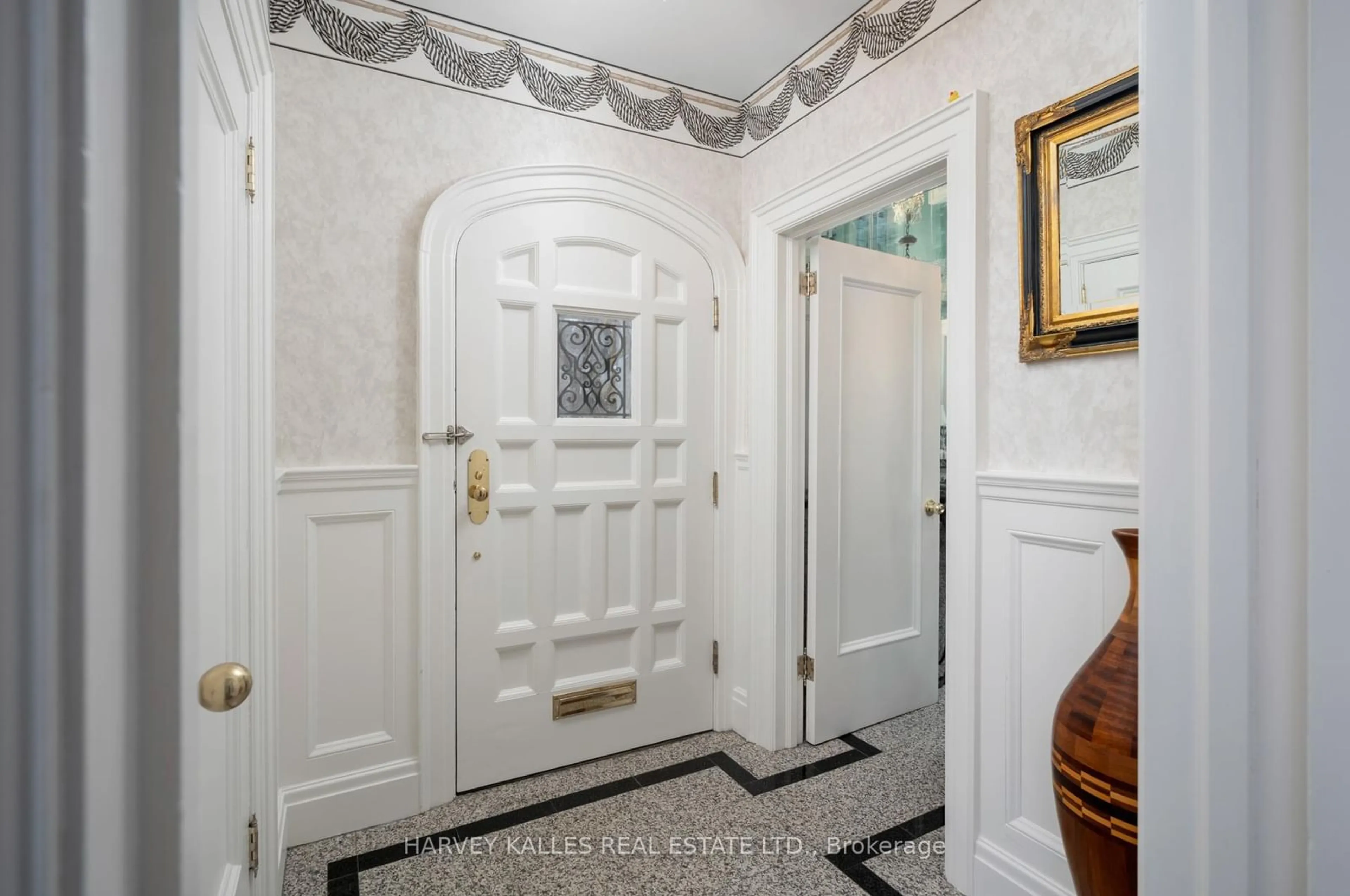 Indoor entryway for 17 Robinwood Ave, Toronto Ontario M5P 1X6