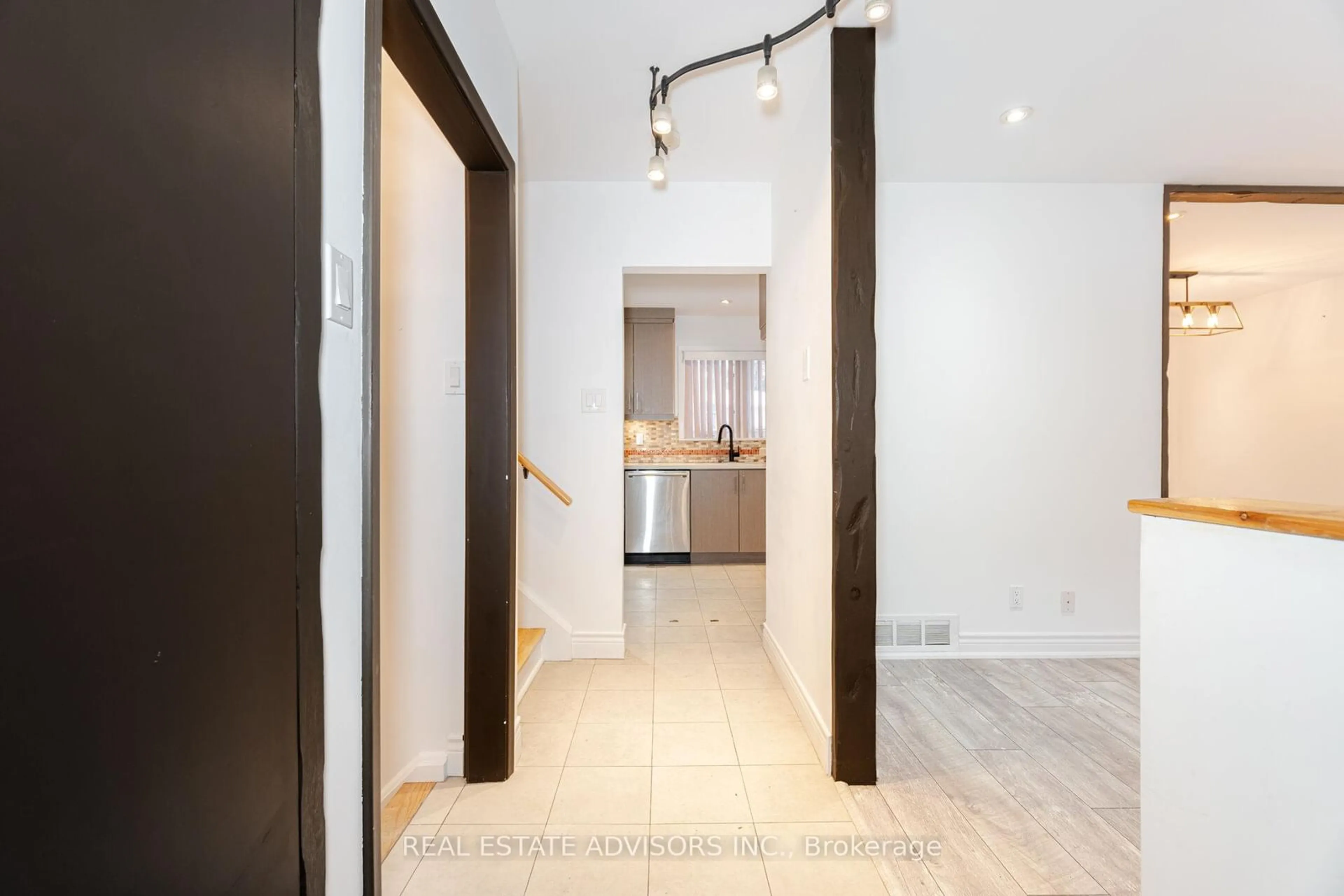 Indoor entryway for 38 Cresthaven Dr, Toronto Ontario M2H 1M1