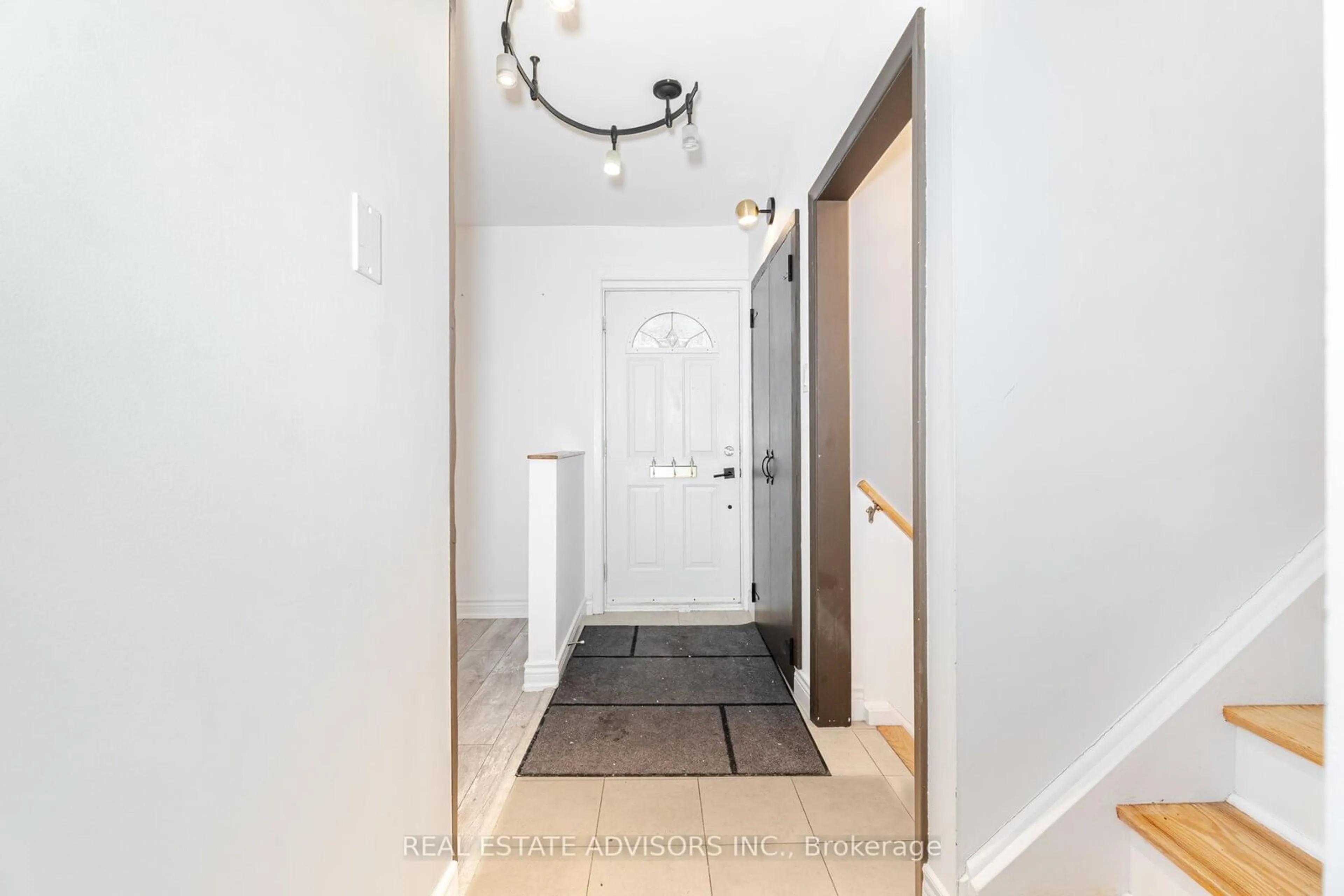 Indoor entryway for 38 Cresthaven Dr, Toronto Ontario M2H 1M1