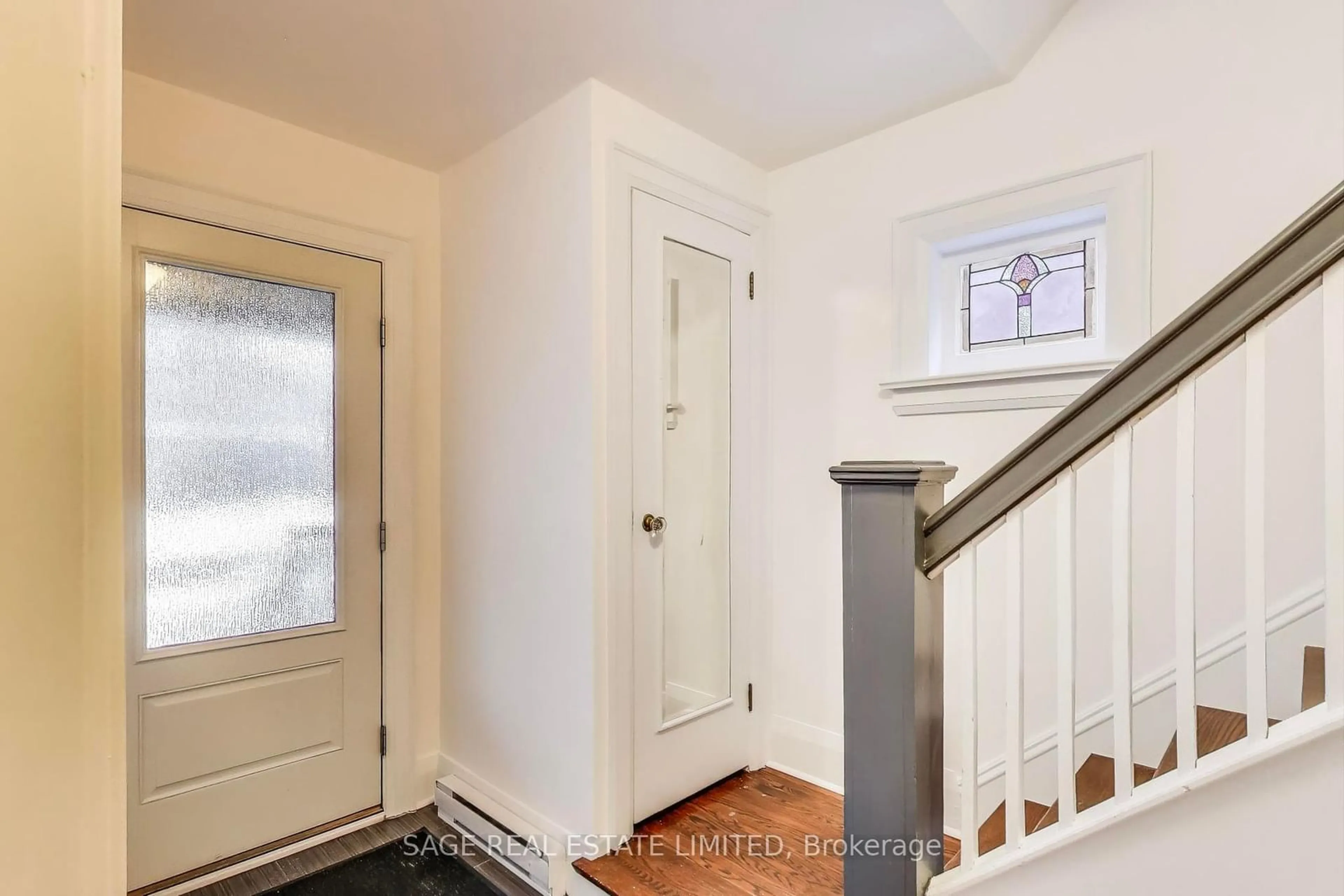 Indoor entryway for 138 Clifton Rd, Toronto Ontario M4T 2G6