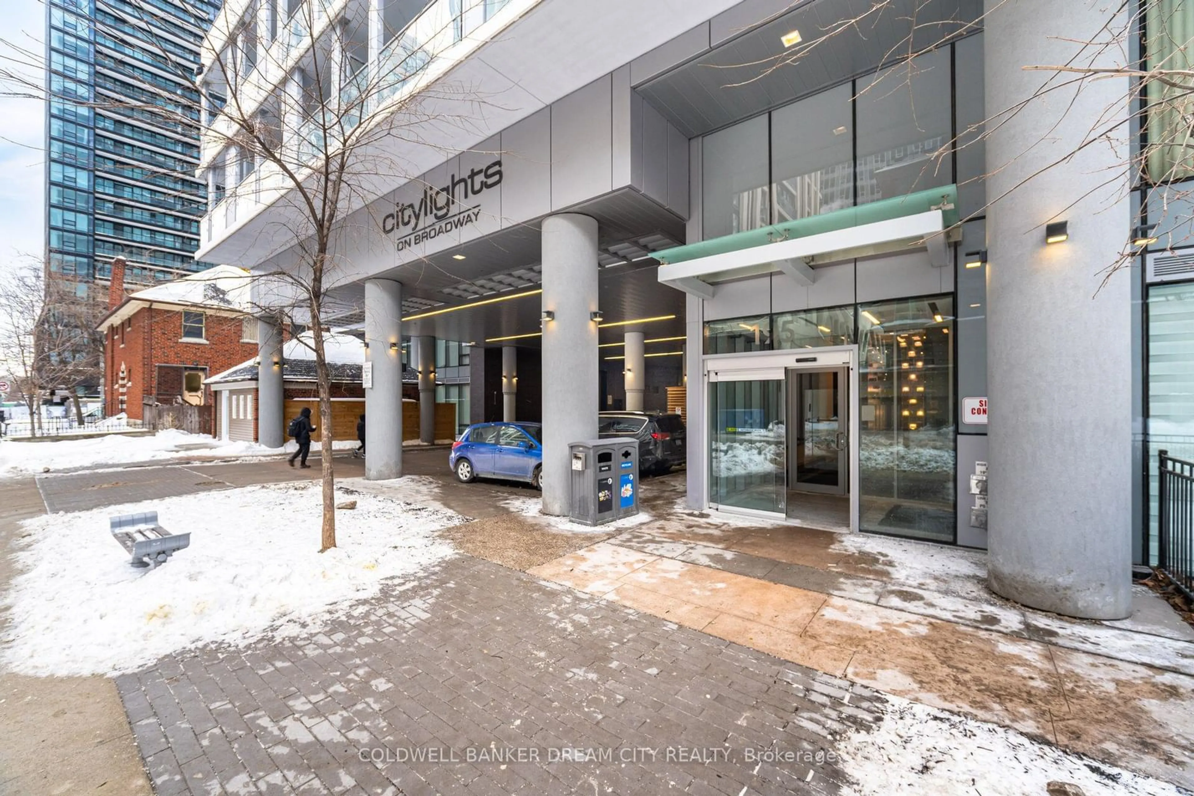 Indoor foyer for 99 Broadway Ave #202, Toronto Ontario M4P 0E3