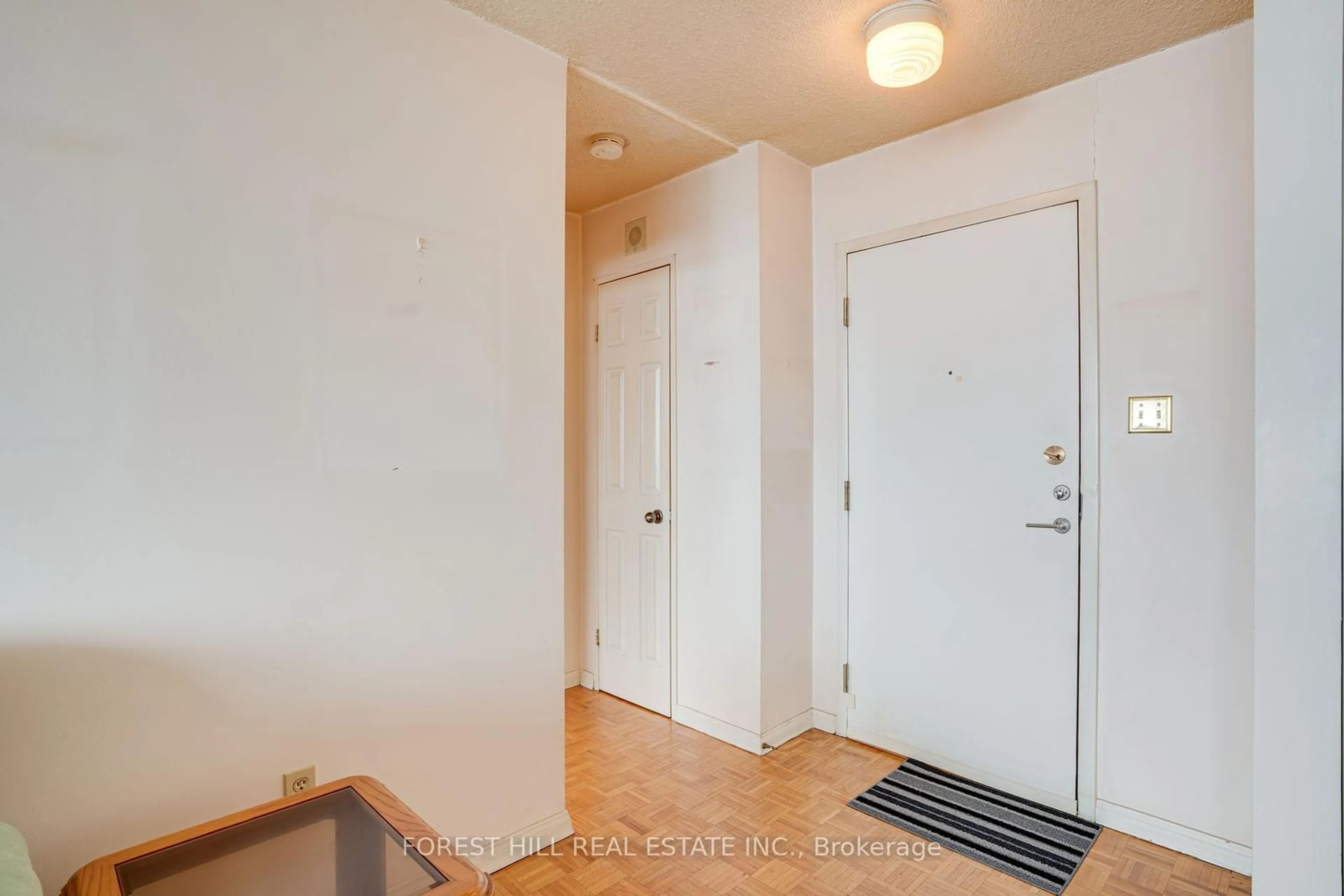 Indoor entryway for 3000 Bathurst St #904, Toronto Ontario M6B 3B4