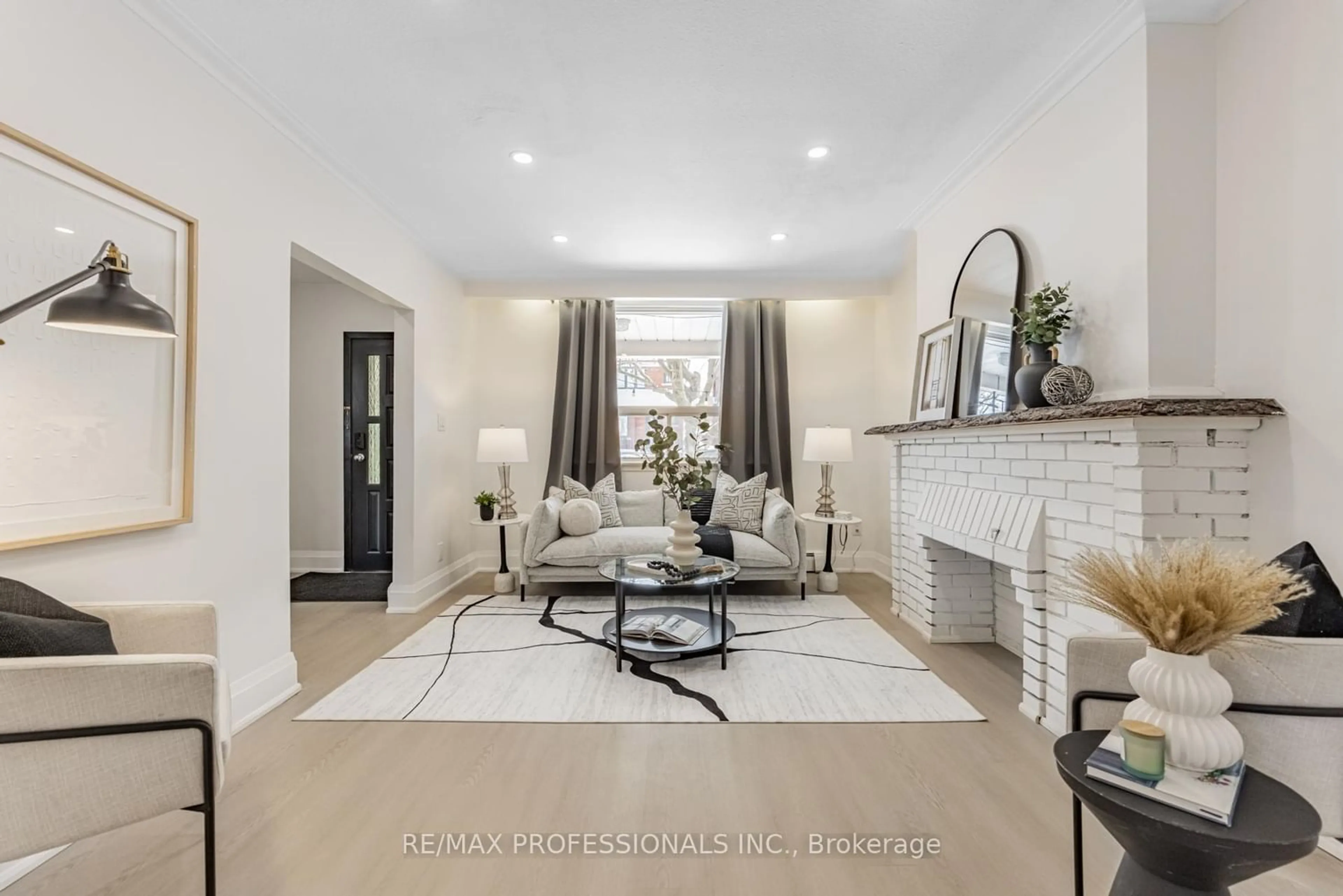 Living room with furniture, ceramic/tile floor for 118 Holland Park Ave, Toronto Ontario M6E 1L6