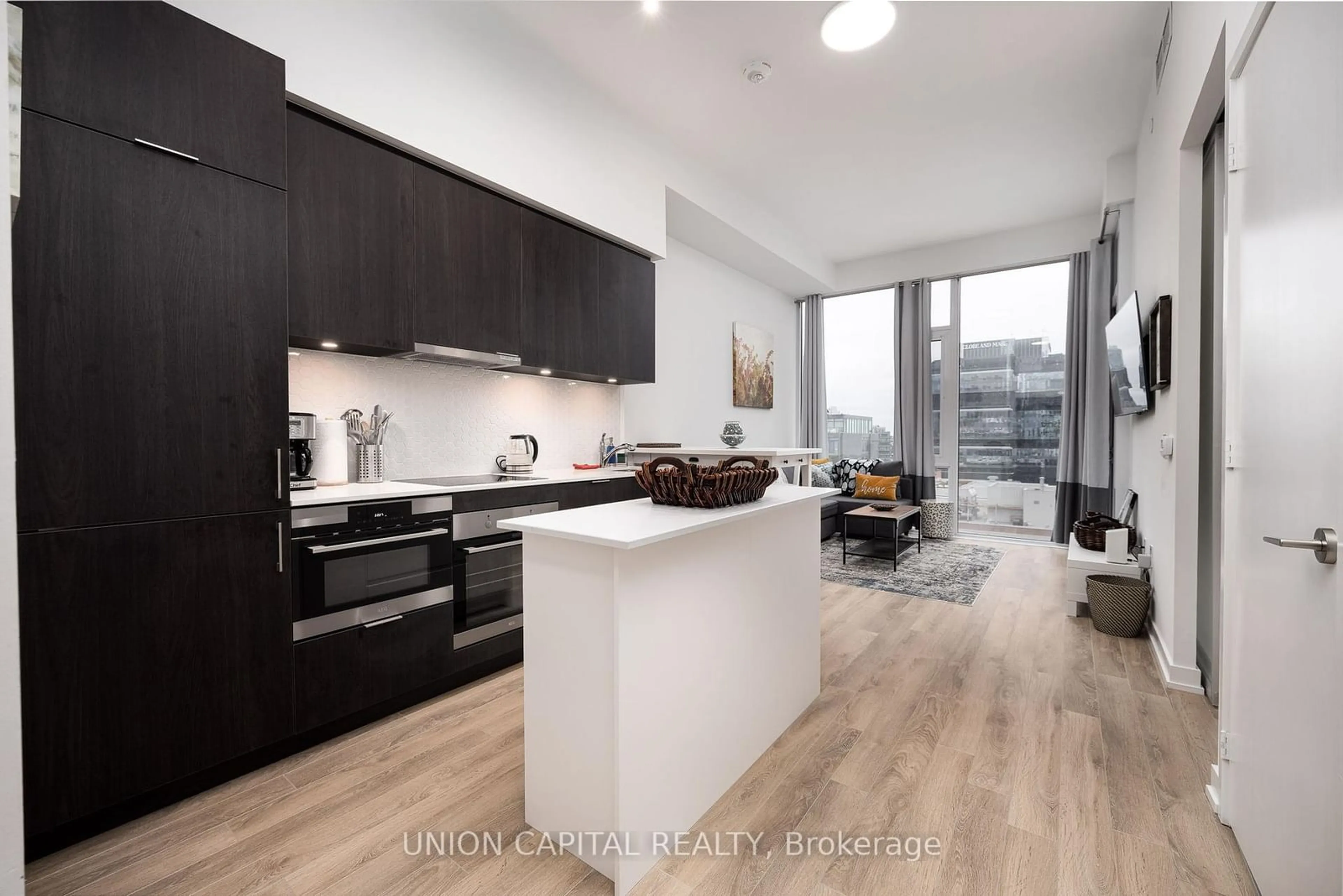 Open concept kitchen, wood/laminate floor for 158 Front St #1313, Toronto Ontario M5A 0K9