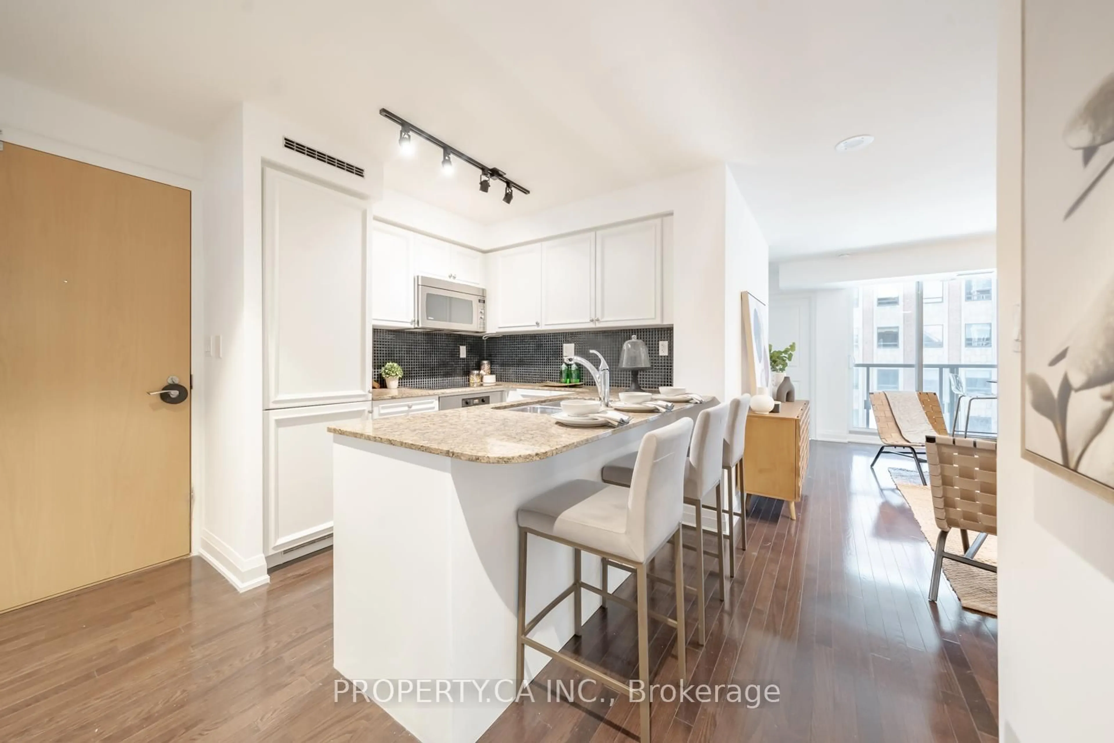 Open concept kitchen, wood/laminate floor for 1 Bedford Rd #313, Toronto Ontario M5R 2J7