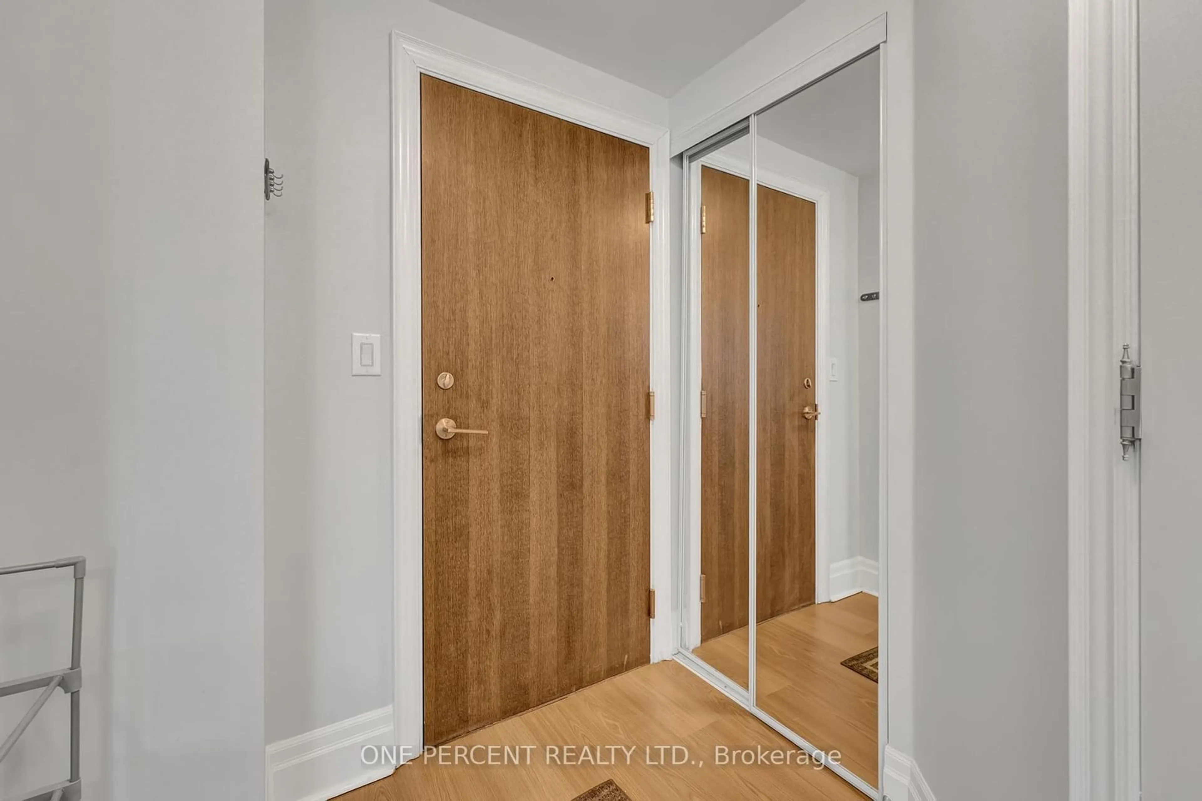 Indoor entryway for 16 Harbour St #4010, Toronto Ontario M5J 2Z7