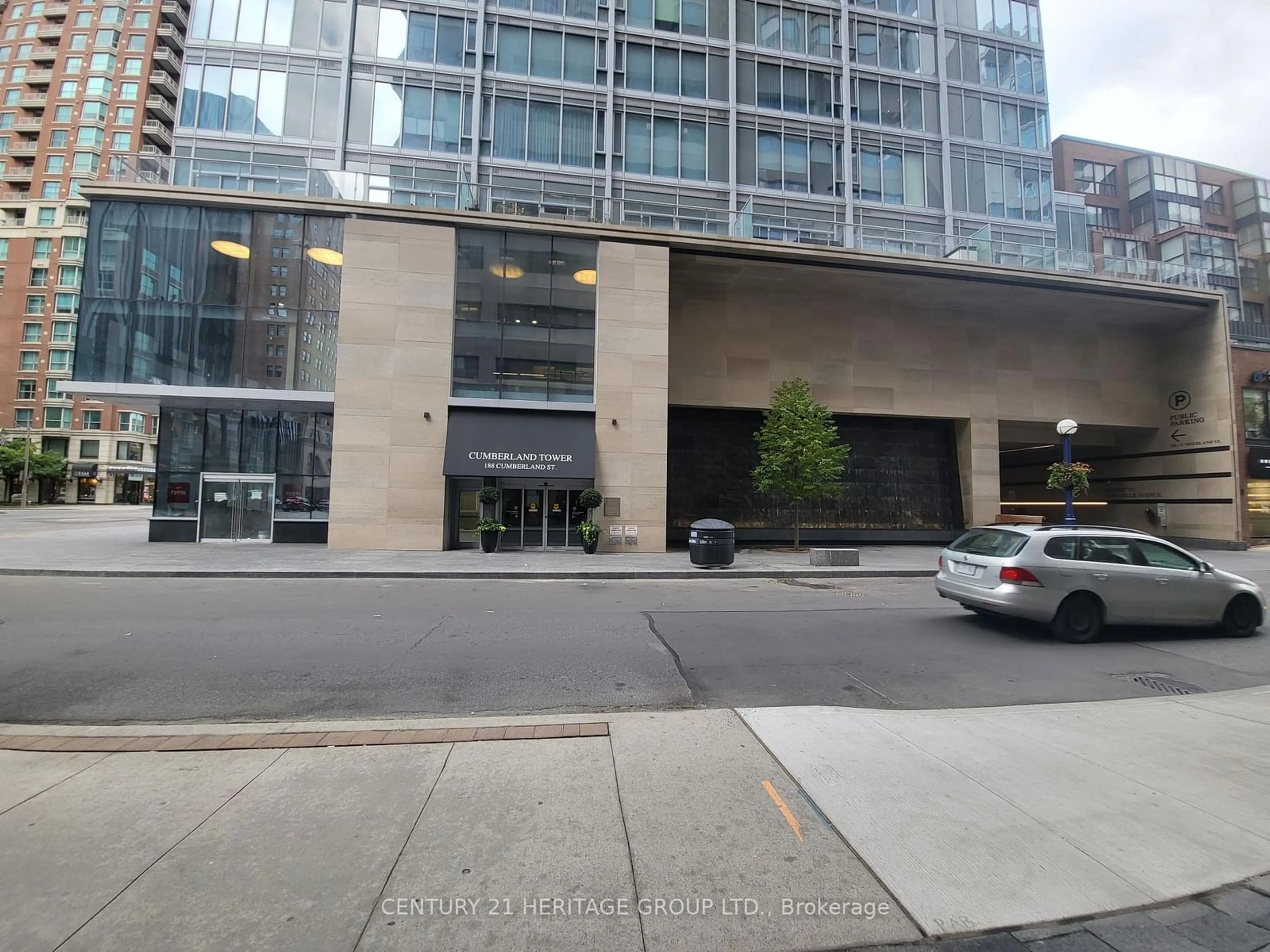 Indoor foyer for 188 Cumberland St #411, Toronto Ontario M5R 0B6