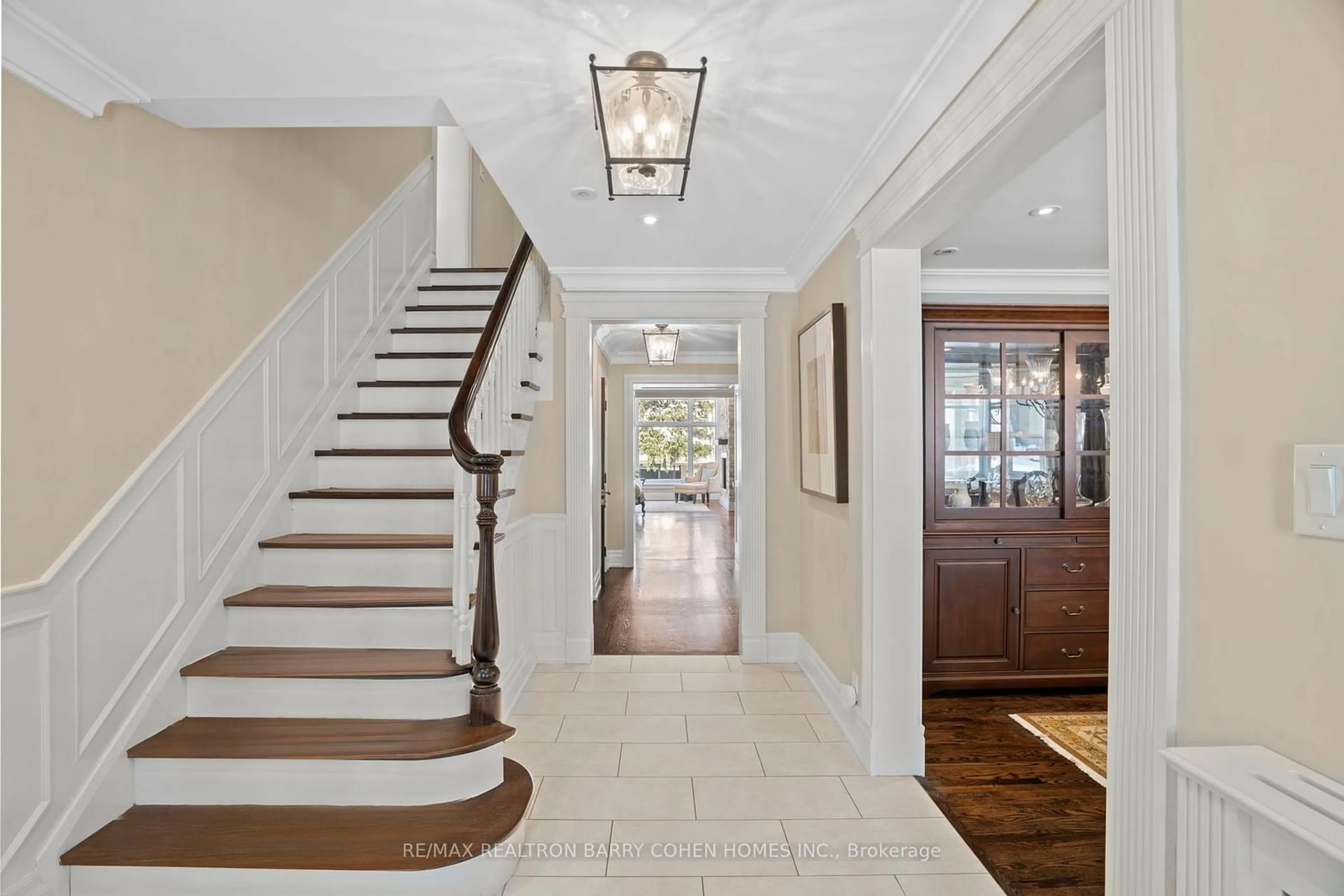 Indoor entryway for 72 Teddington Park Ave, Toronto Ontario M4N 2C6