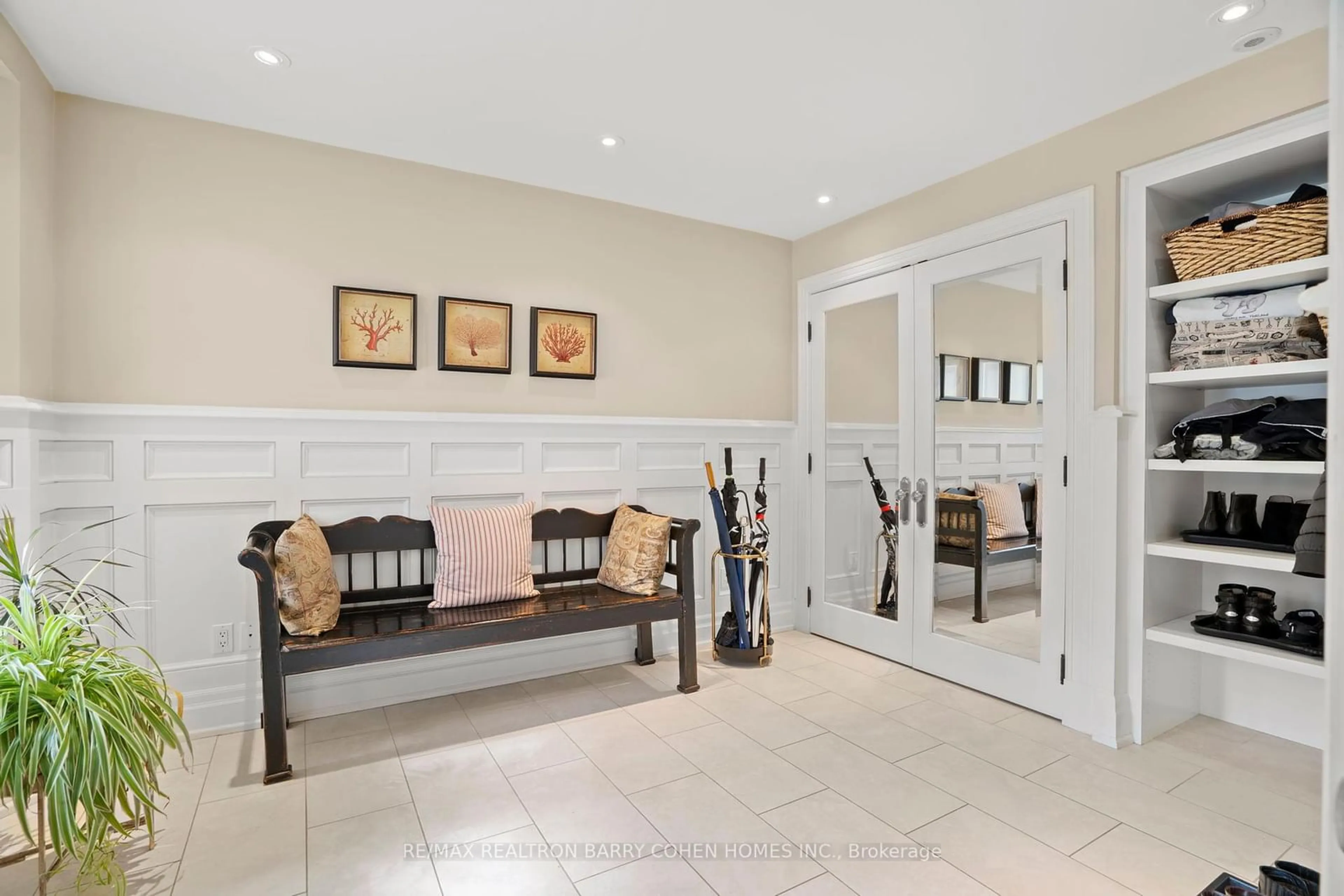 Indoor entryway for 72 Teddington Park Ave, Toronto Ontario M4N 2C6