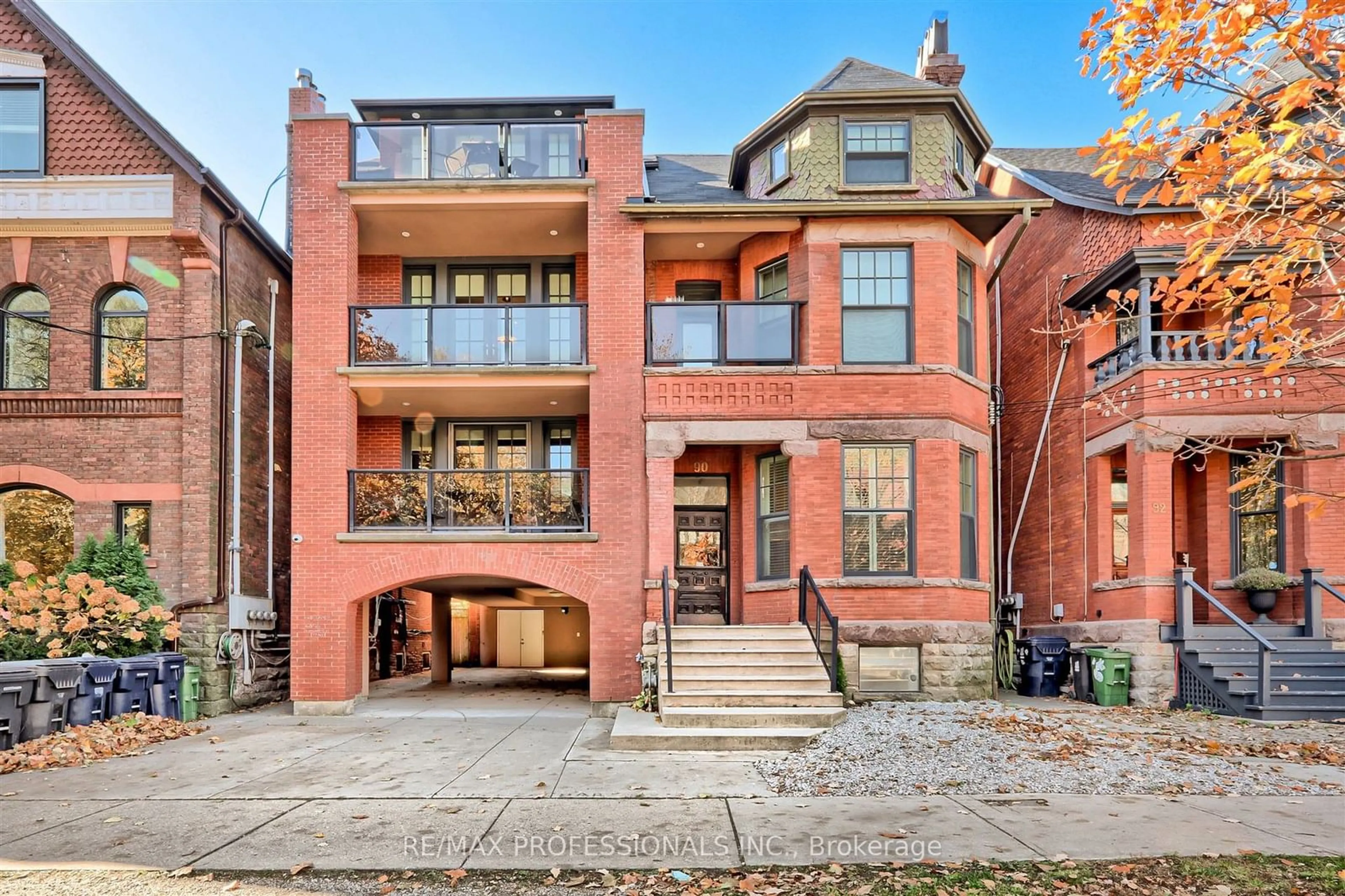 Home with brick exterior material, street for 90 Madison Ave, Toronto Ontario M5R 2S4