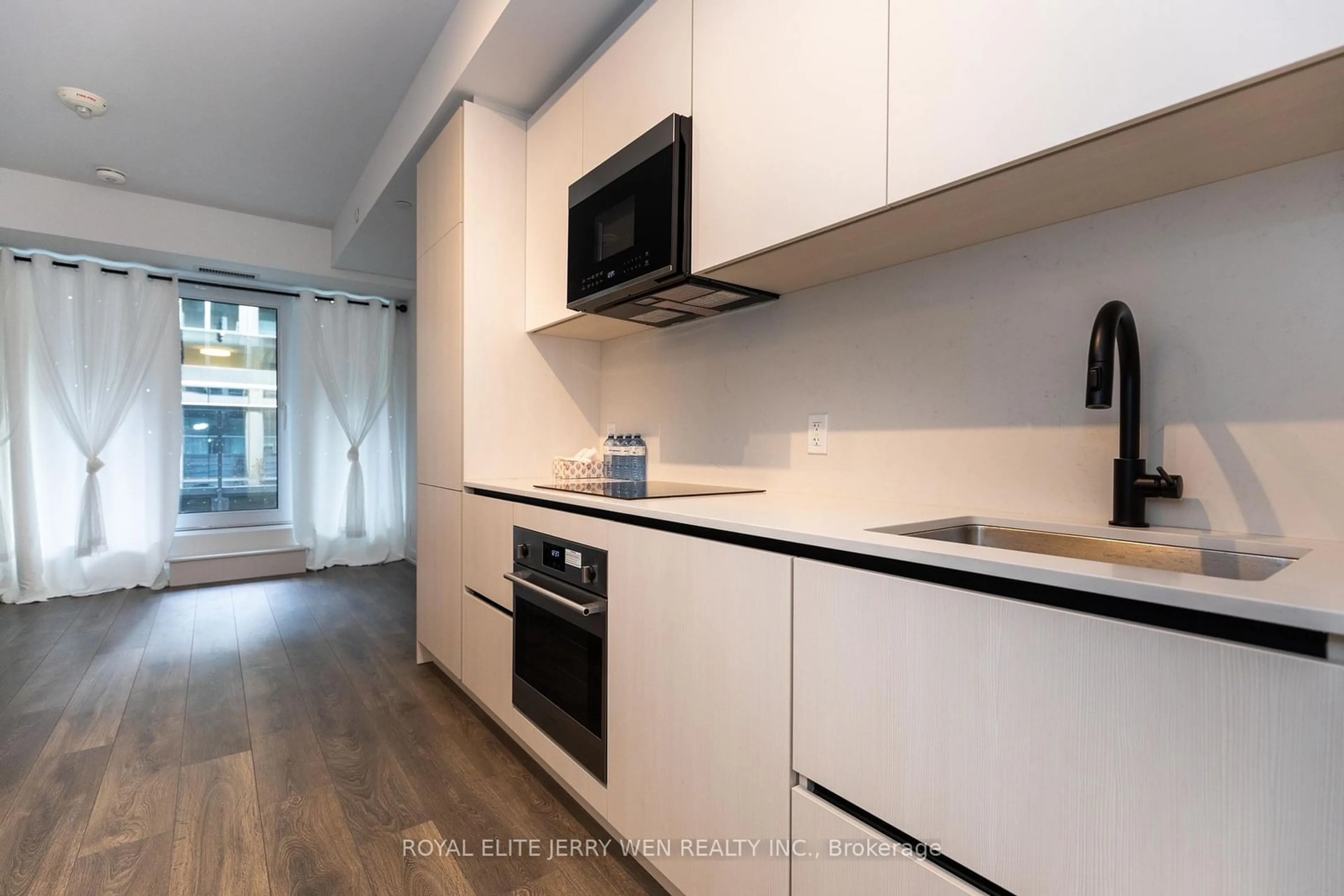 Standard kitchen, wood/laminate floor for 108 Peter St #511, Toronto Ontario M5V 0W2