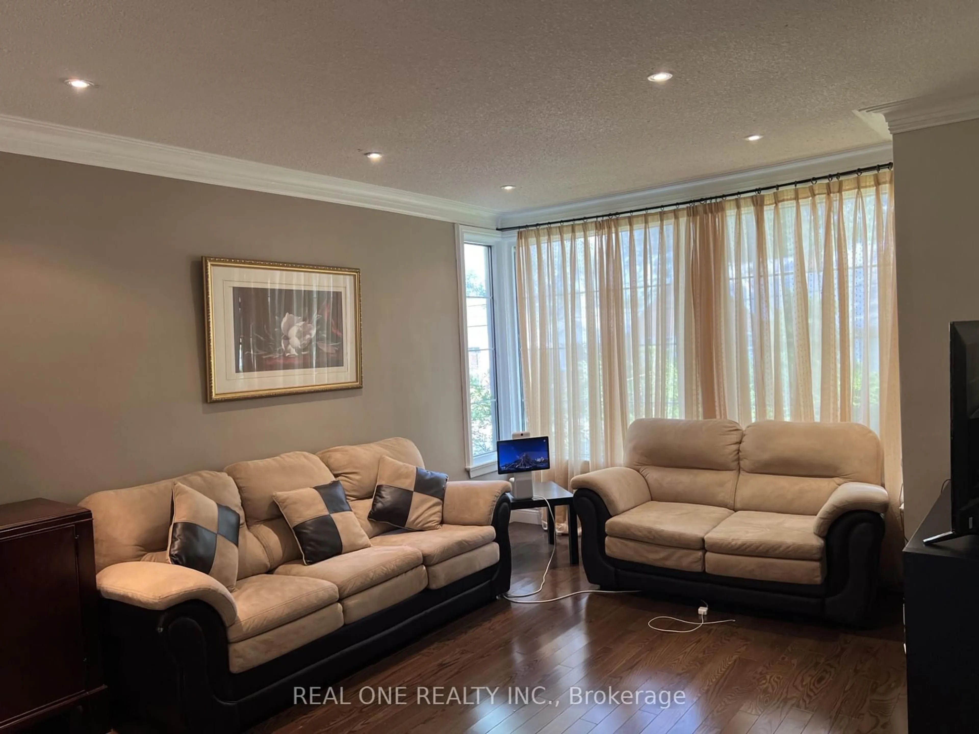 Living room with furniture, wood/laminate floor for 134 Avondale Ave, Toronto Ontario M2N 2V3