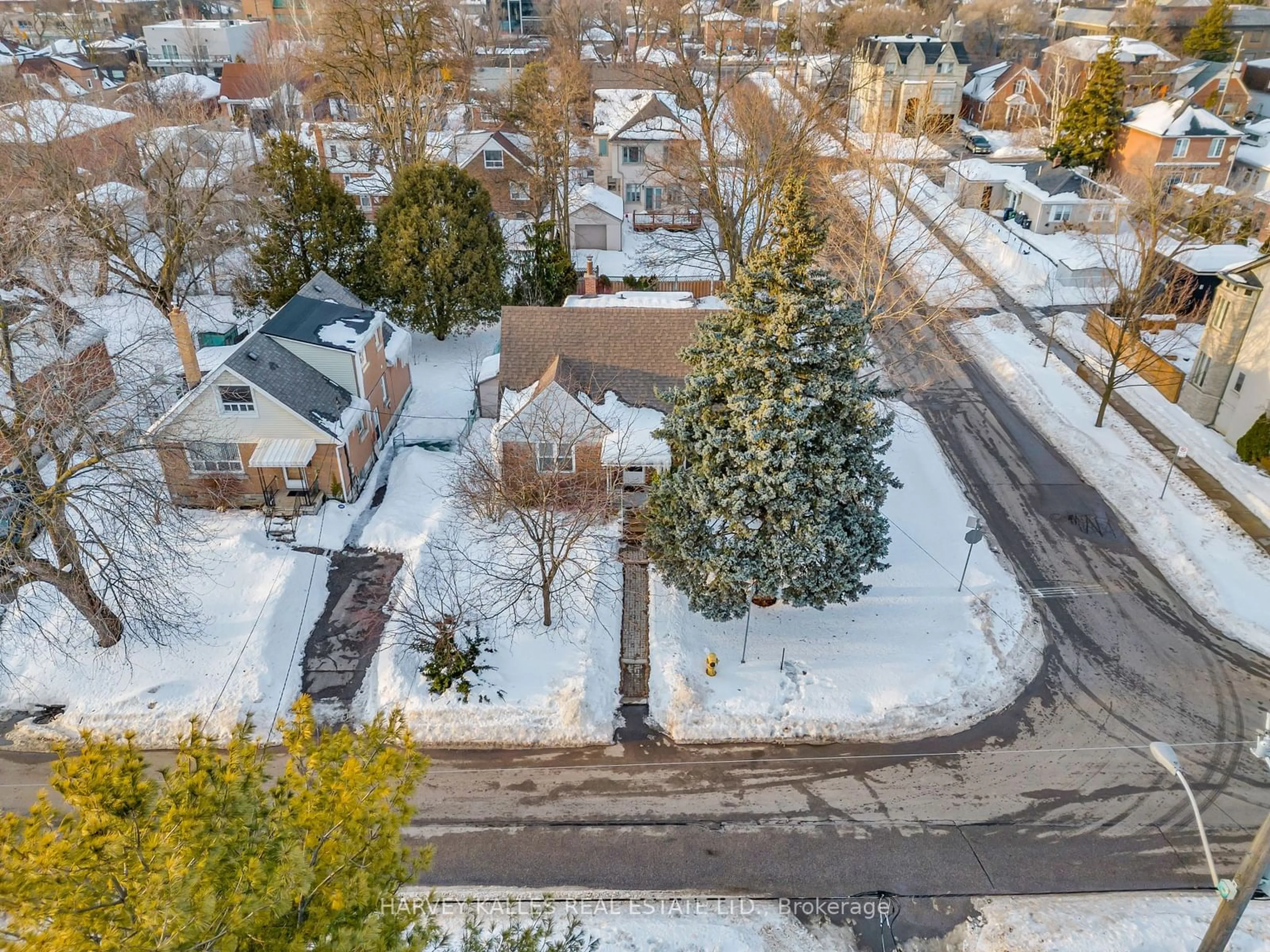 A pic from outside/outdoor area/front of a property/back of a property/a pic from drone, street for 224 Poyntz Ave, Toronto Ontario M2N 1J7