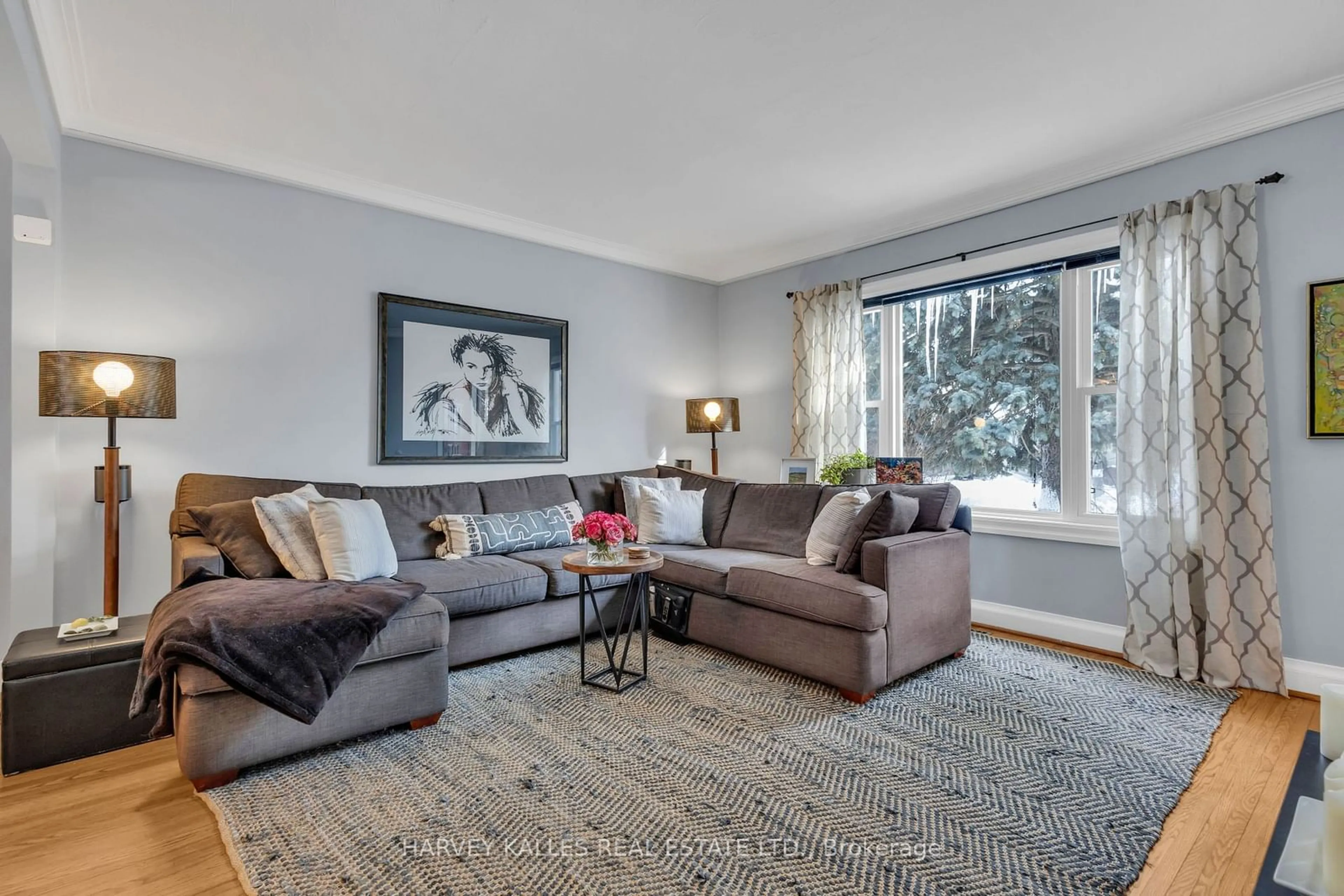 Living room with furniture, carpet floor for 224 Poyntz Ave, Toronto Ontario M2N 1J7