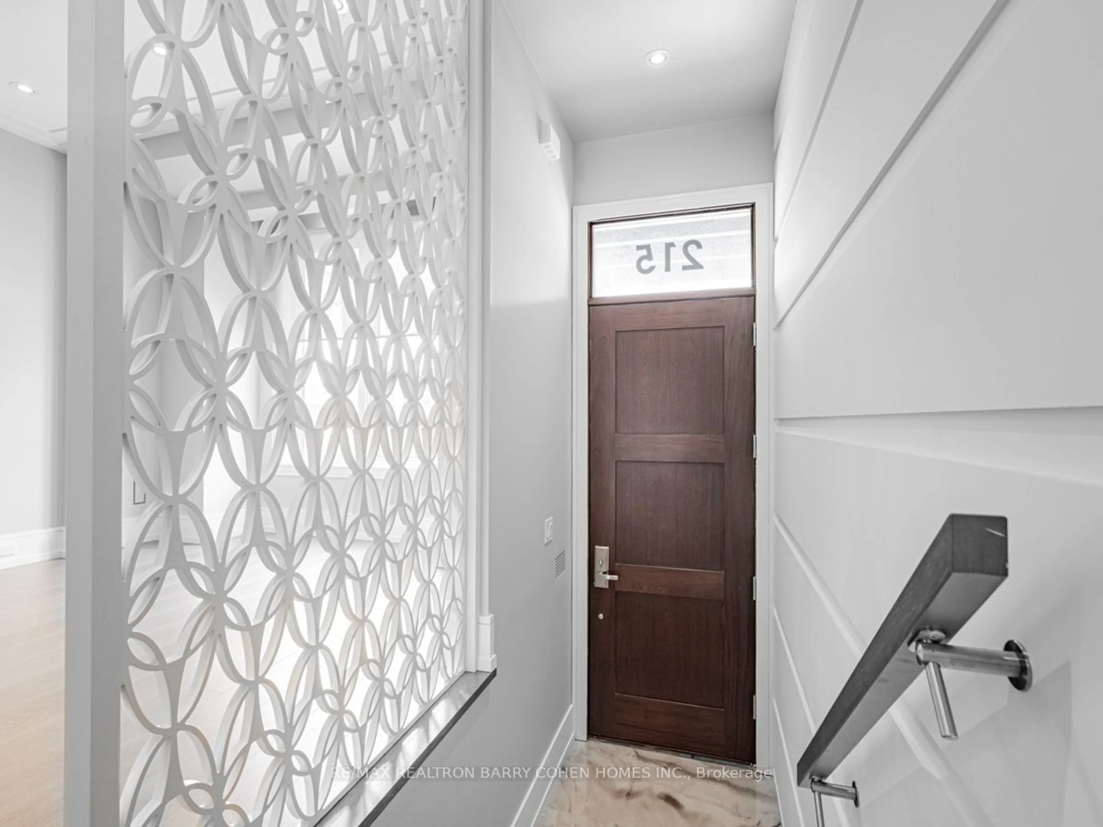 Indoor entryway for 215 Cedric Ave, Toronto Ontario M6C 3X9