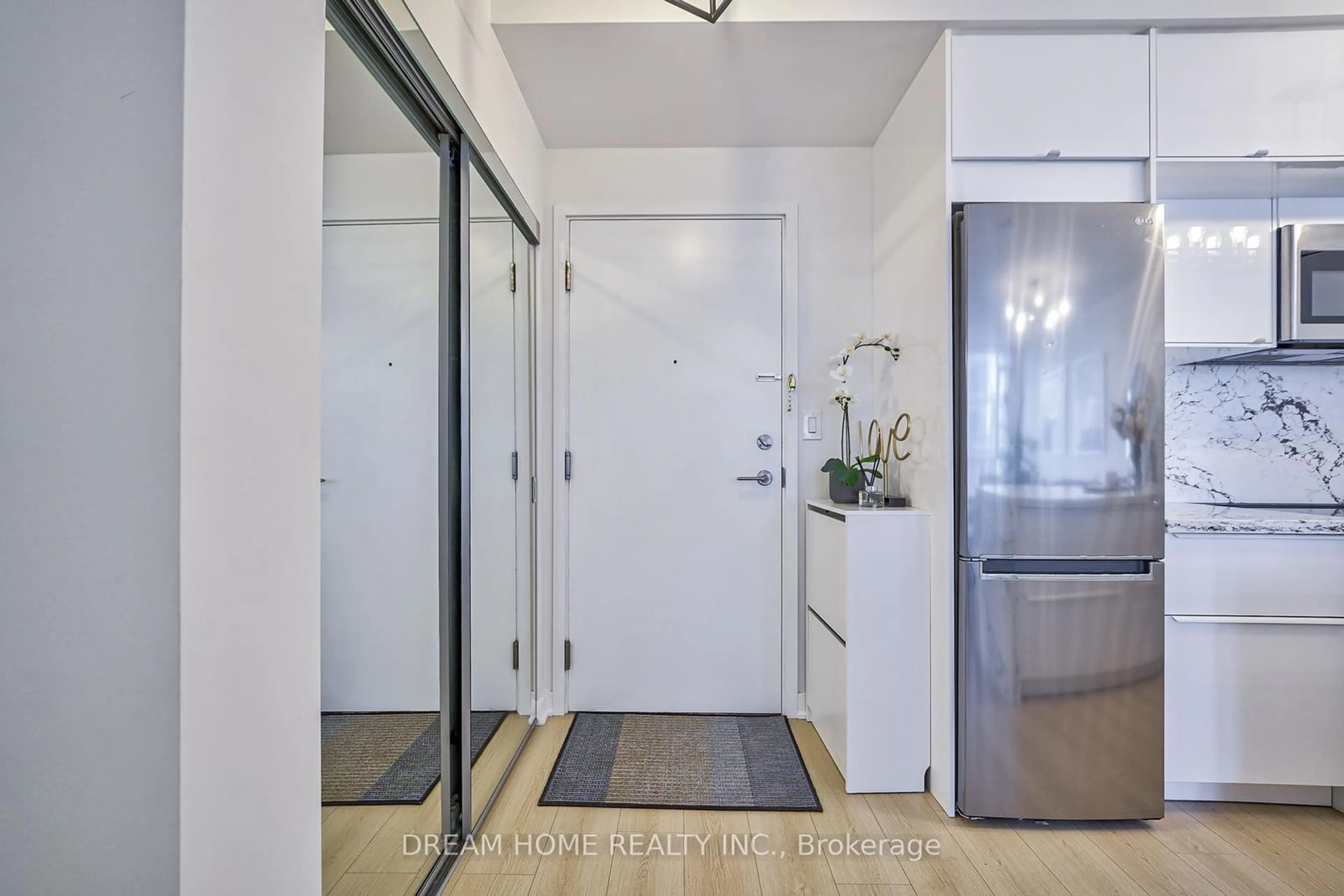 Indoor entryway for 295 Adelaide St #3610, Toronto Ontario M5V 0L4