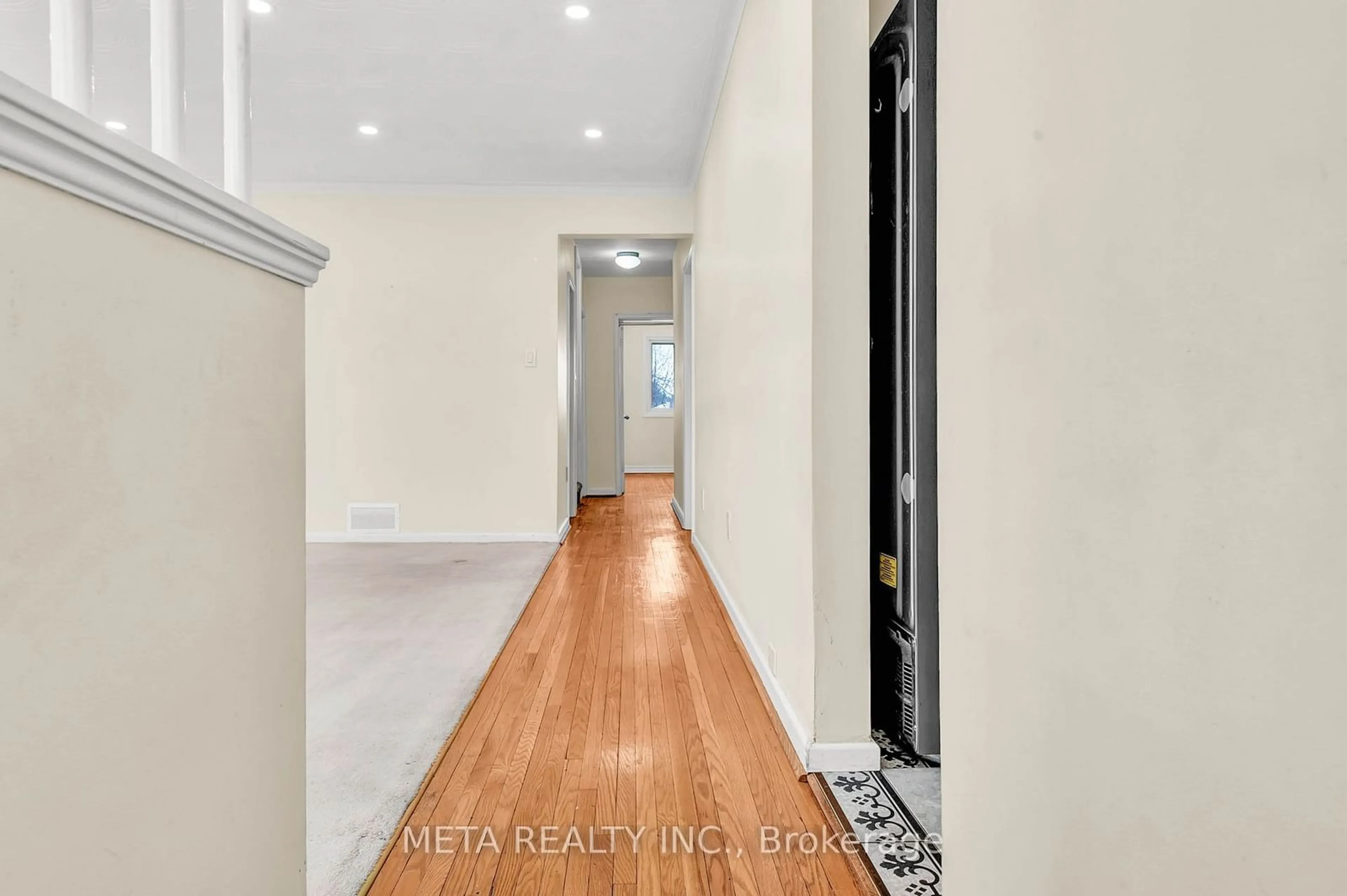 Indoor entryway for 45 Combermere Dr, Toronto Ontario M3A 2W4