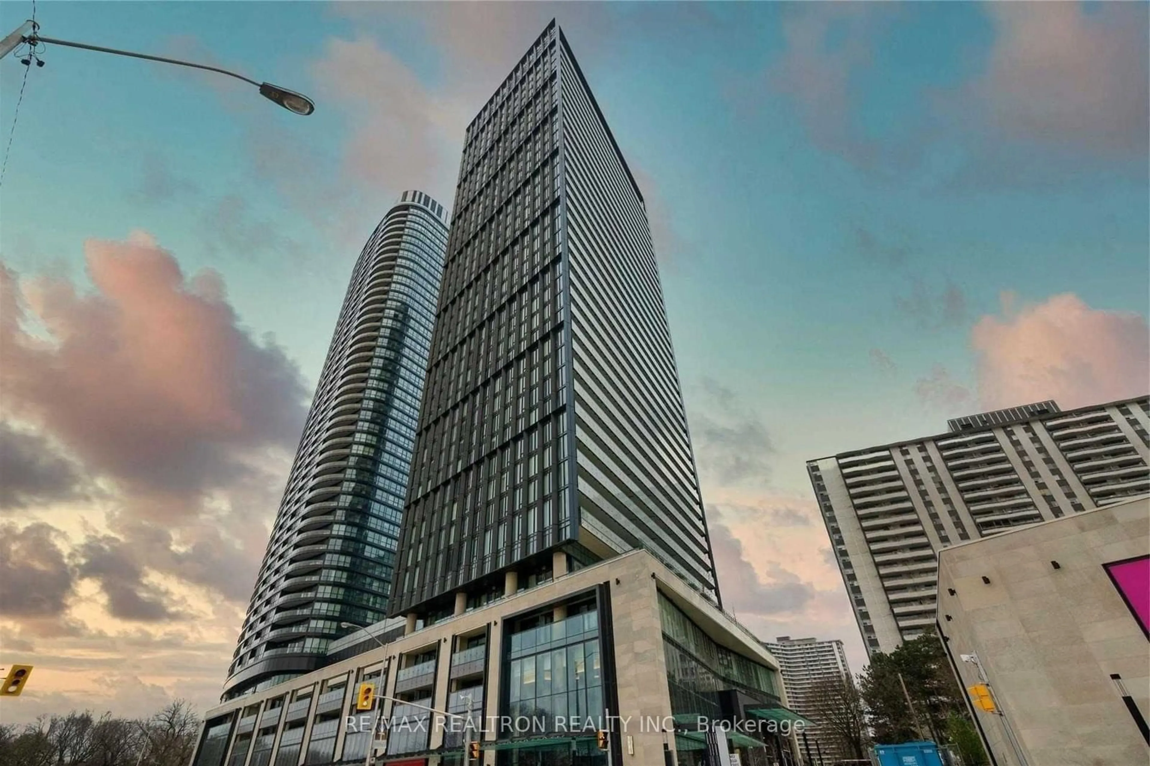 Indoor foyer for 585 Bloor St #619, Toronto Ontario M4W 0B3