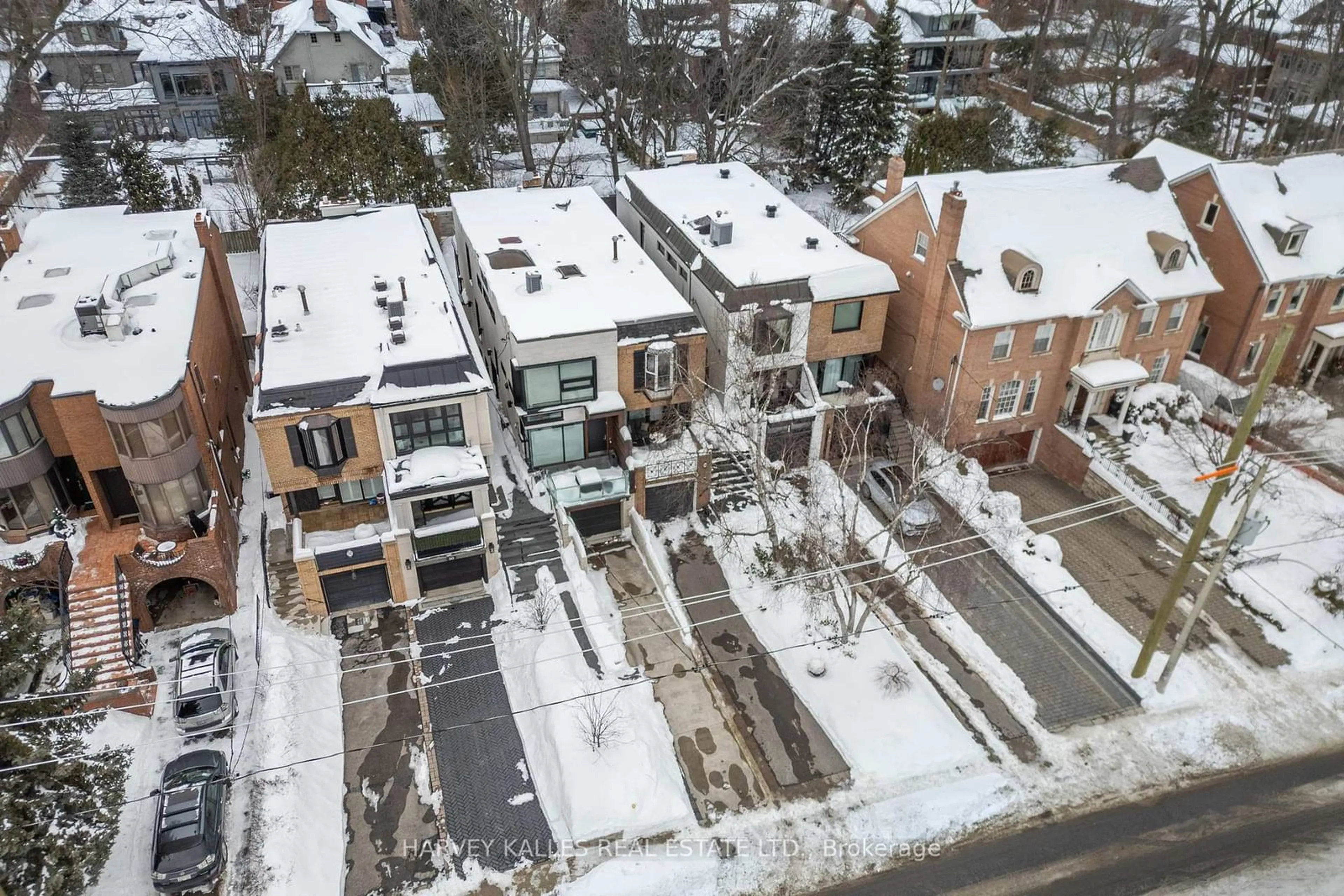 A pic from outside/outdoor area/front of a property/back of a property/a pic from drone, street for 46 CLARENDON Ave, Toronto Ontario M4V 1J1