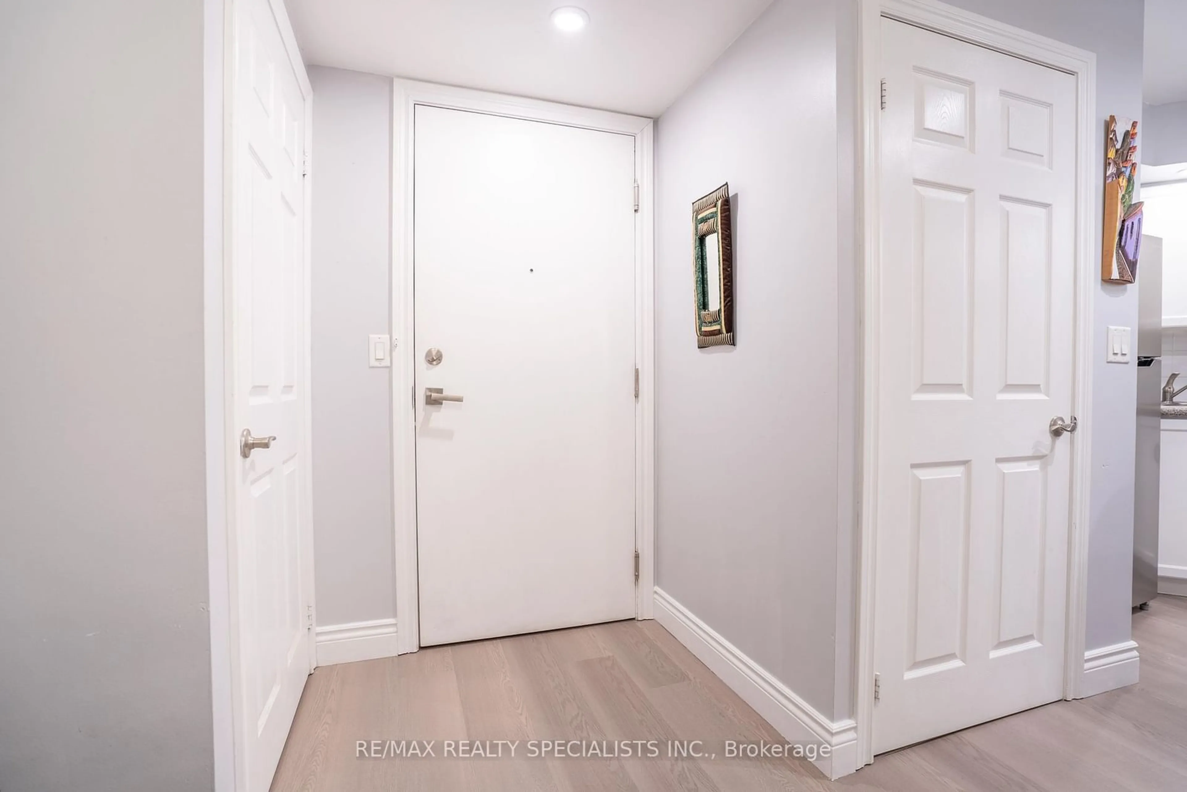 Indoor entryway for 250 Wellington St #428, Toronto Ontario M5V 2V4