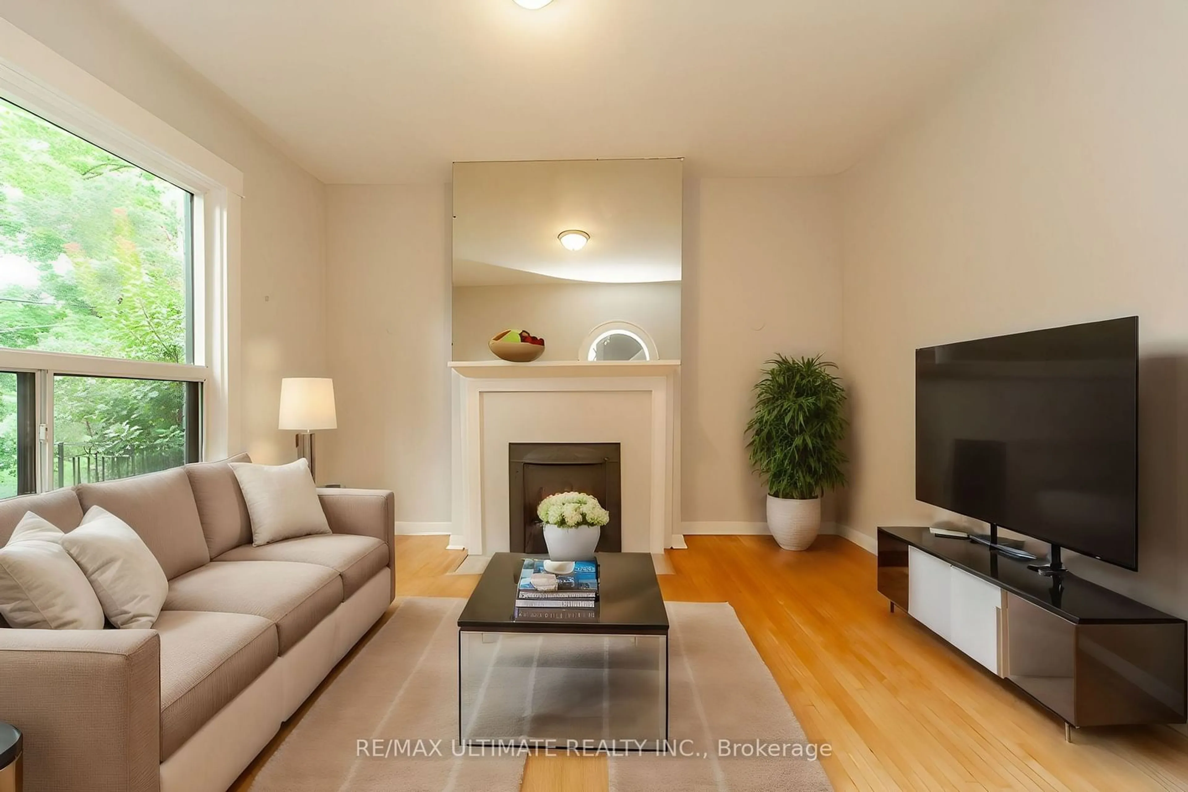 Living room with furniture, wood/laminate floor for 421 Grace St, Toronto Ontario M6G 3A8