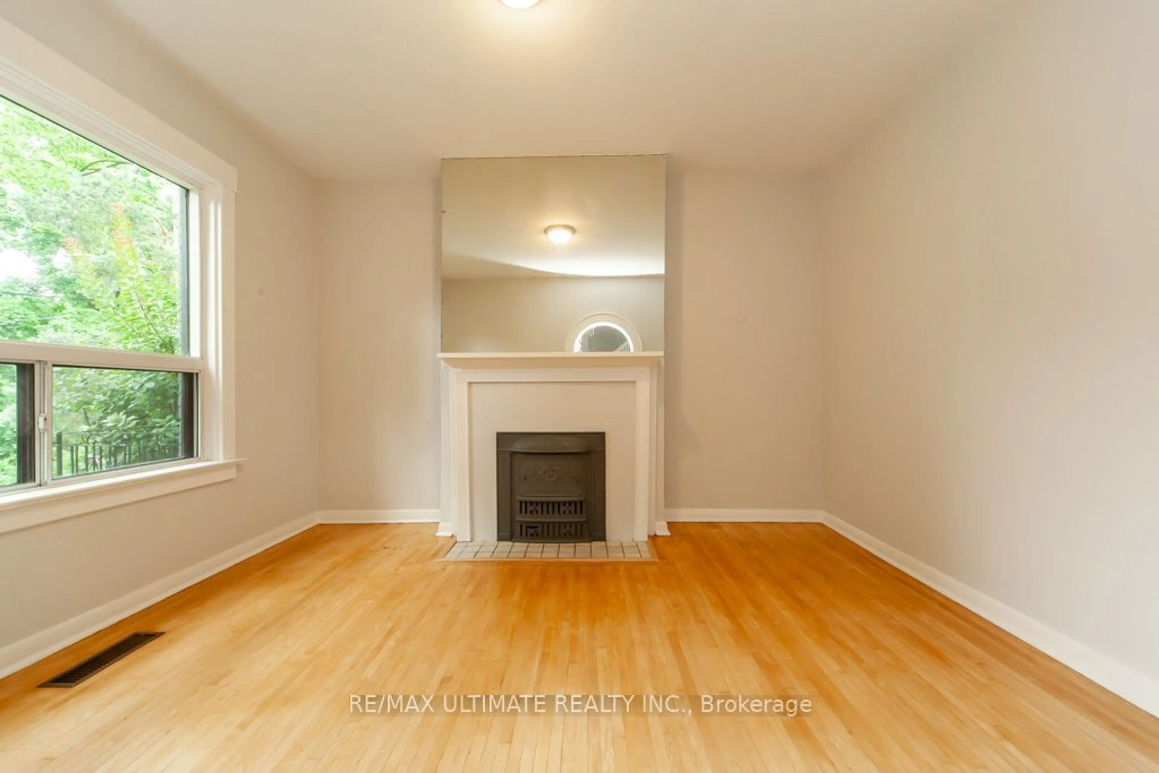 Living room with furniture, wood/laminate floor for 421 Grace St, Toronto Ontario M6G 3A8