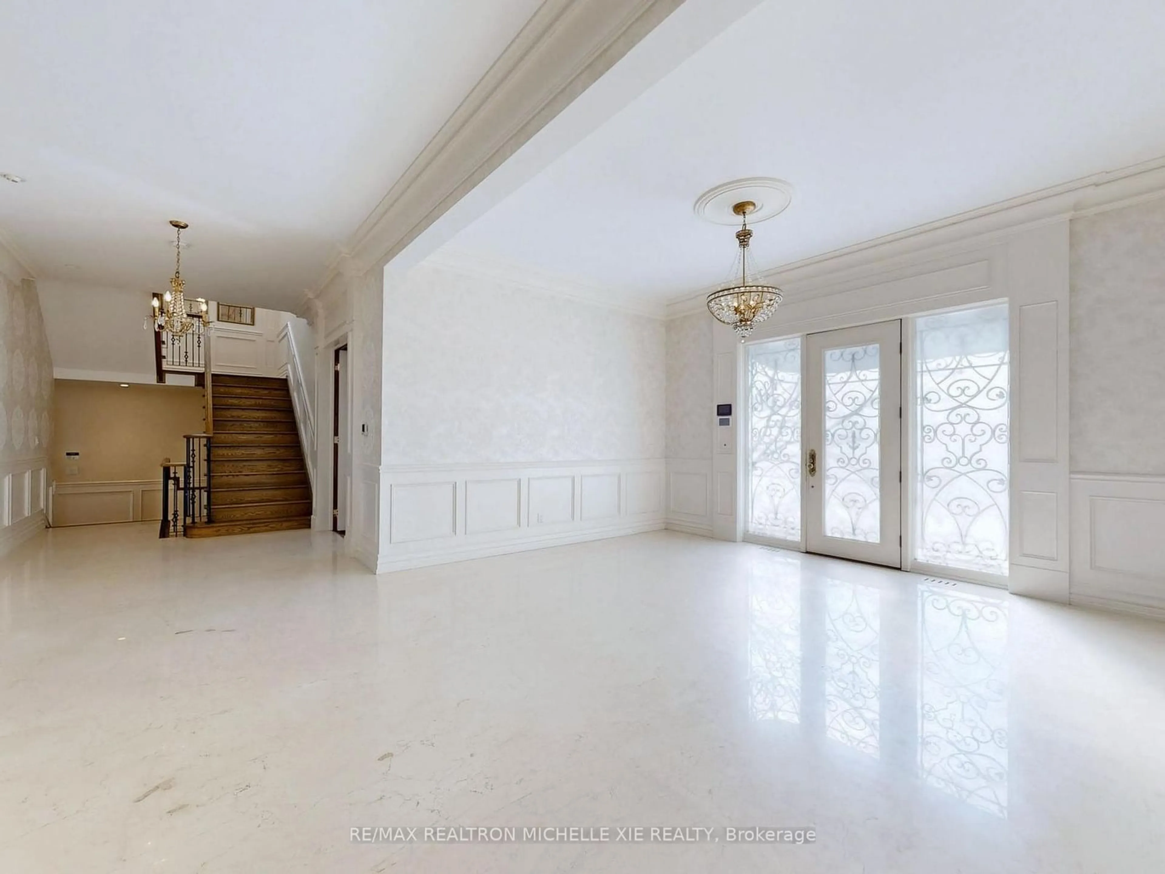 Indoor foyer for 8 Colvestone Rd, Toronto Ontario M2L 1X3