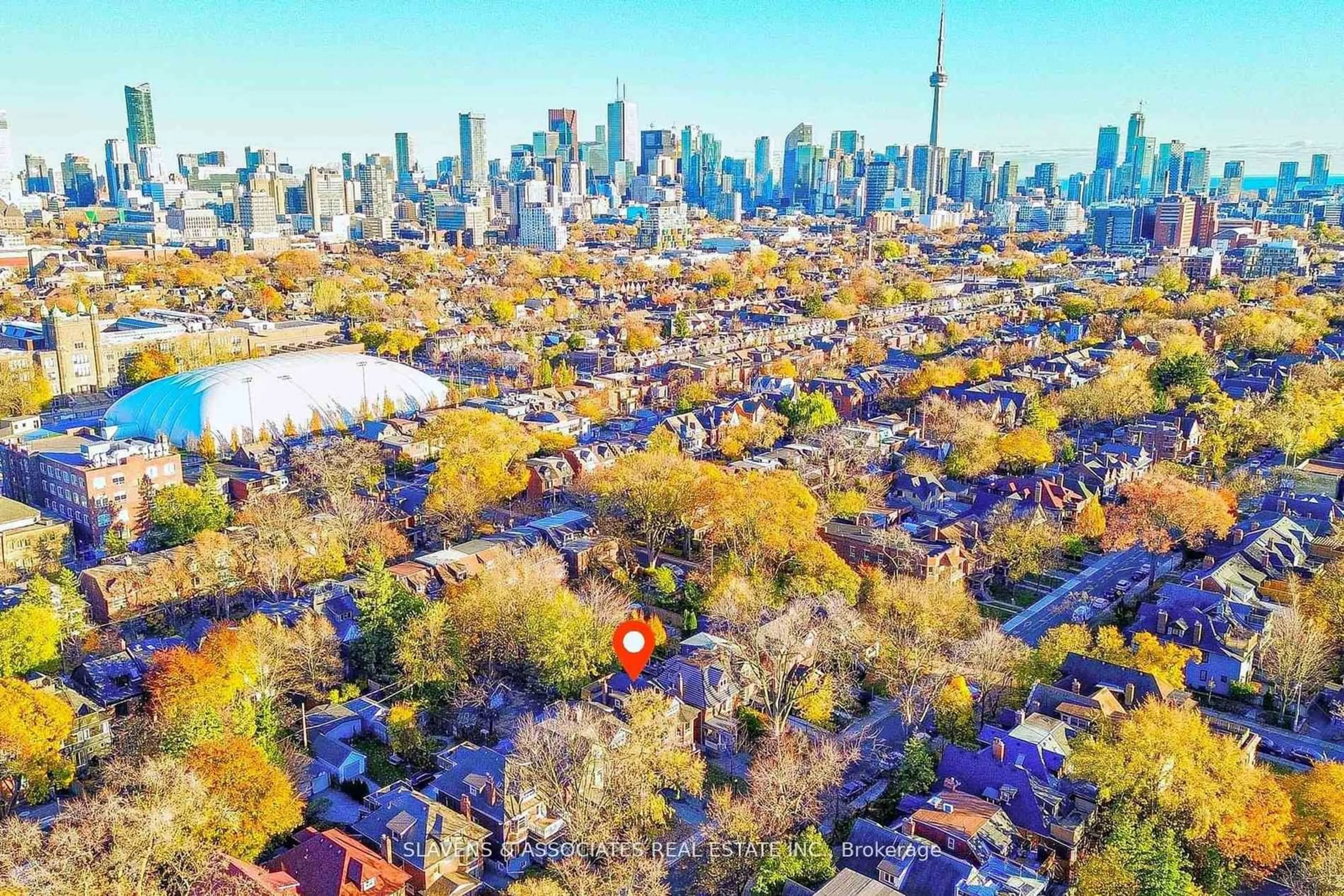 A pic from outside/outdoor area/front of a property/back of a property/a pic from drone, city buildings view from balcony for 501 Palmerston Blvd, Toronto Ontario M6G 2P2