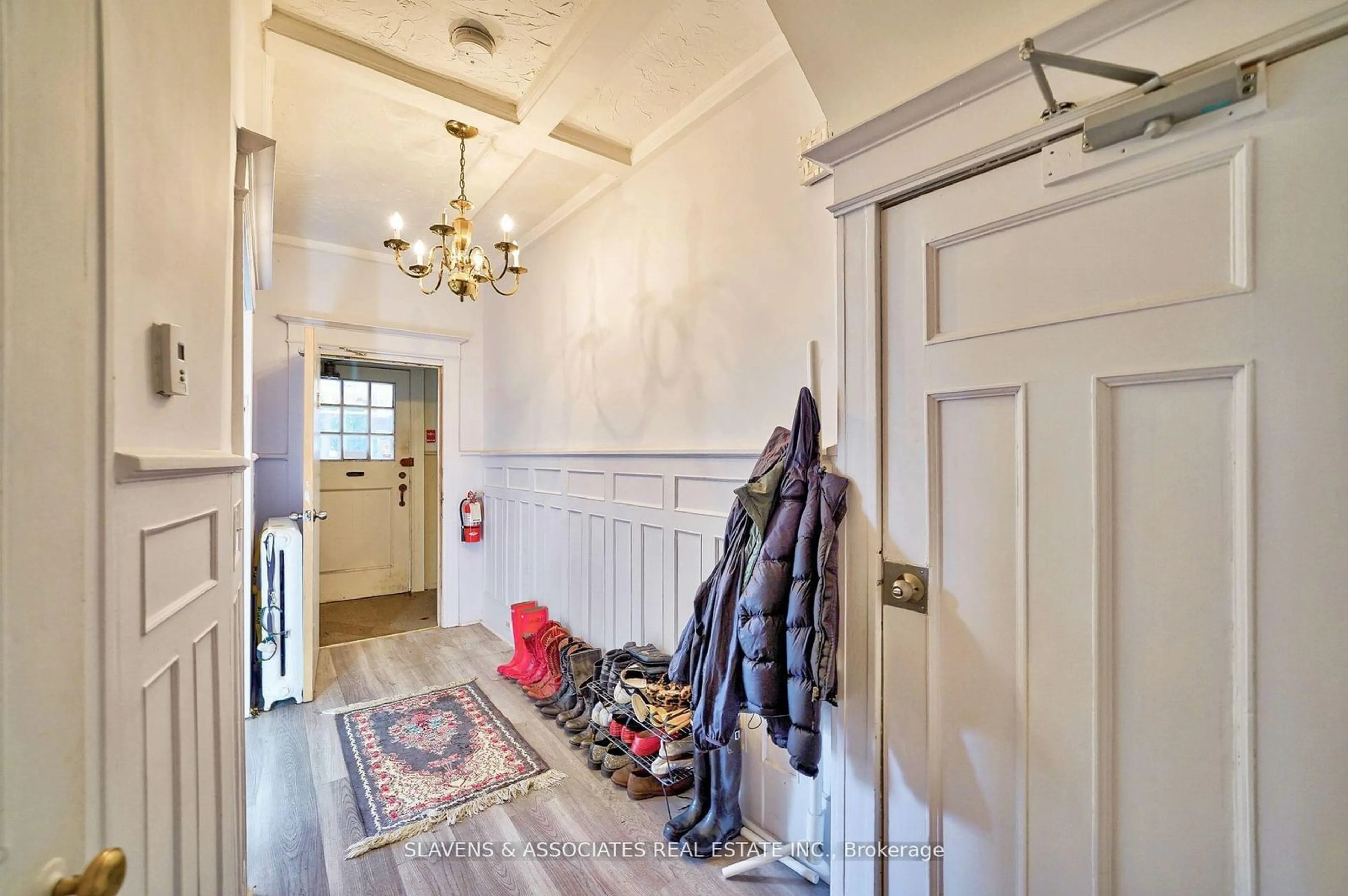 Indoor entryway for 501 Palmerston Blvd, Toronto Ontario M6G 2P2