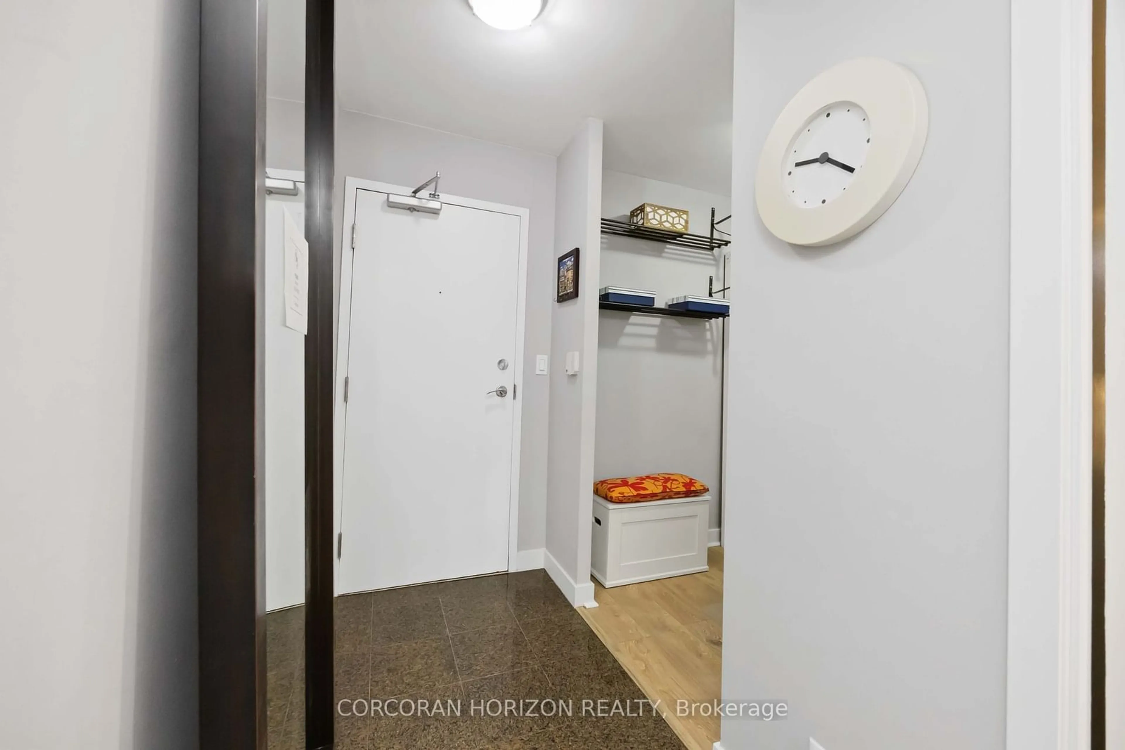 Indoor entryway for 397 Front St #906, Toronto Ontario M5V 3S1