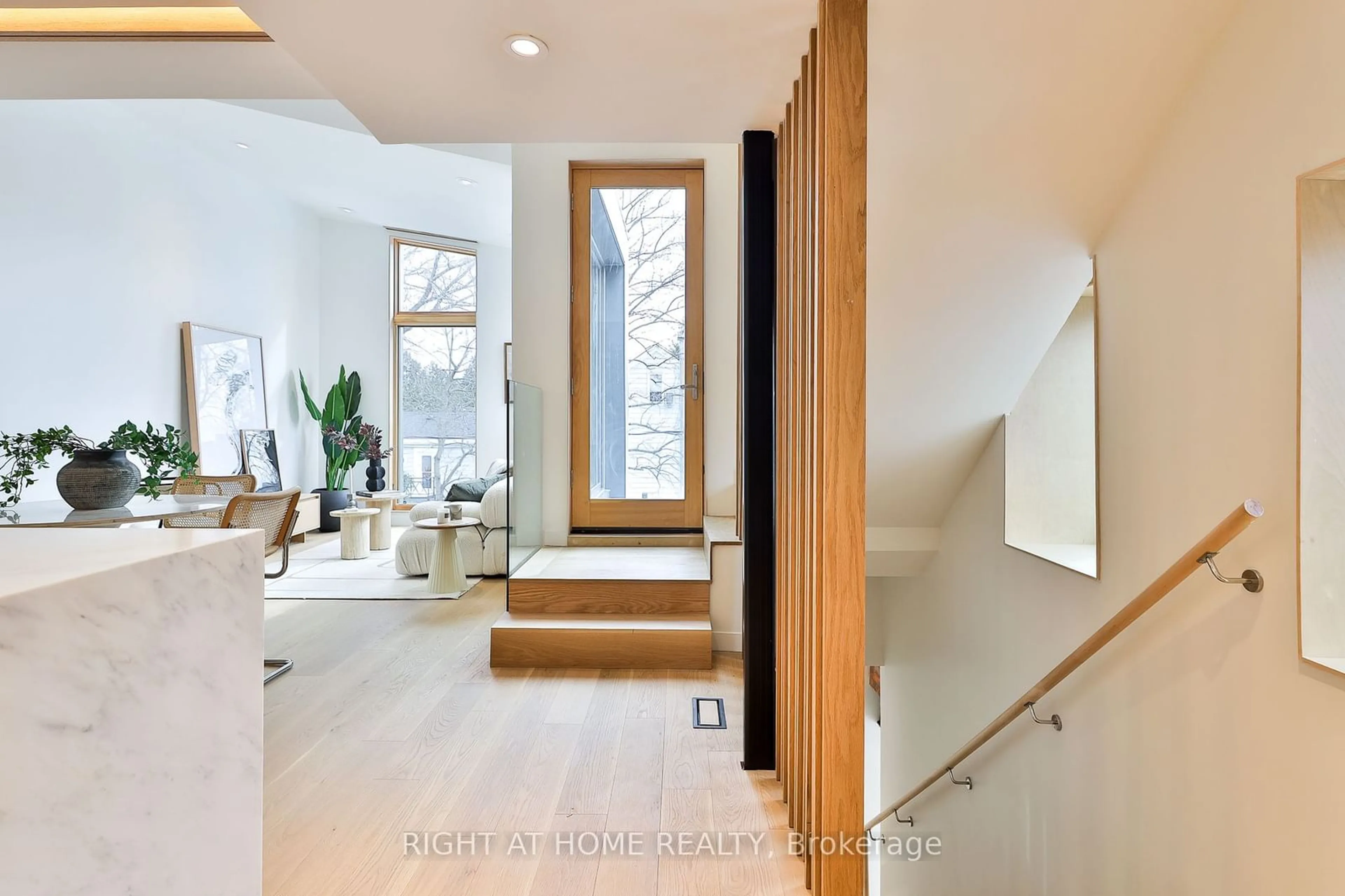 Indoor entryway for 225 Brunswick Ave #PH 2, Toronto Ontario M5S 2M6