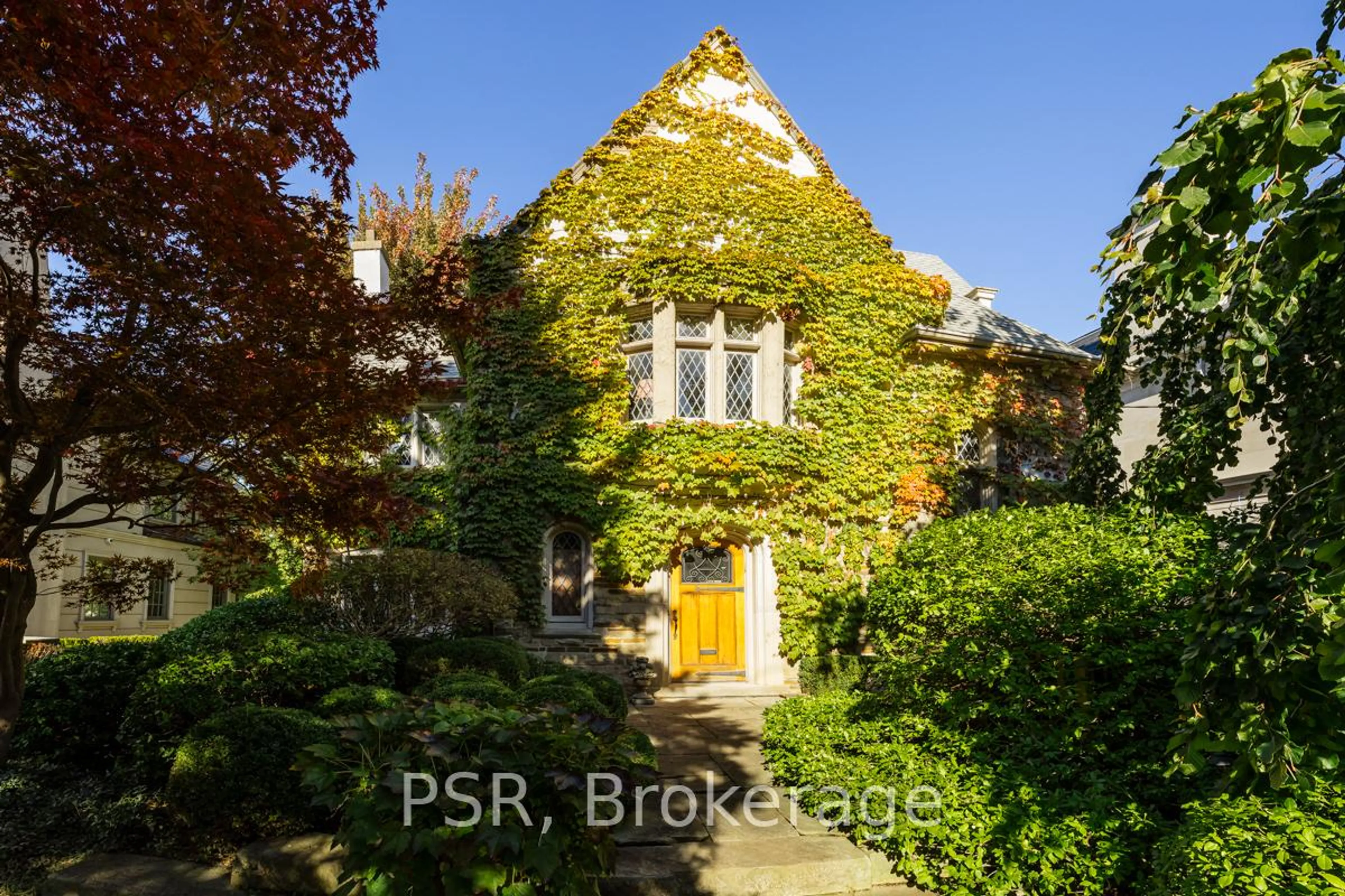 A pic from outside/outdoor area/front of a property/back of a property/a pic from drone, street for 13 Old Forest Hill Rd, Toronto Ontario M5P 2P6