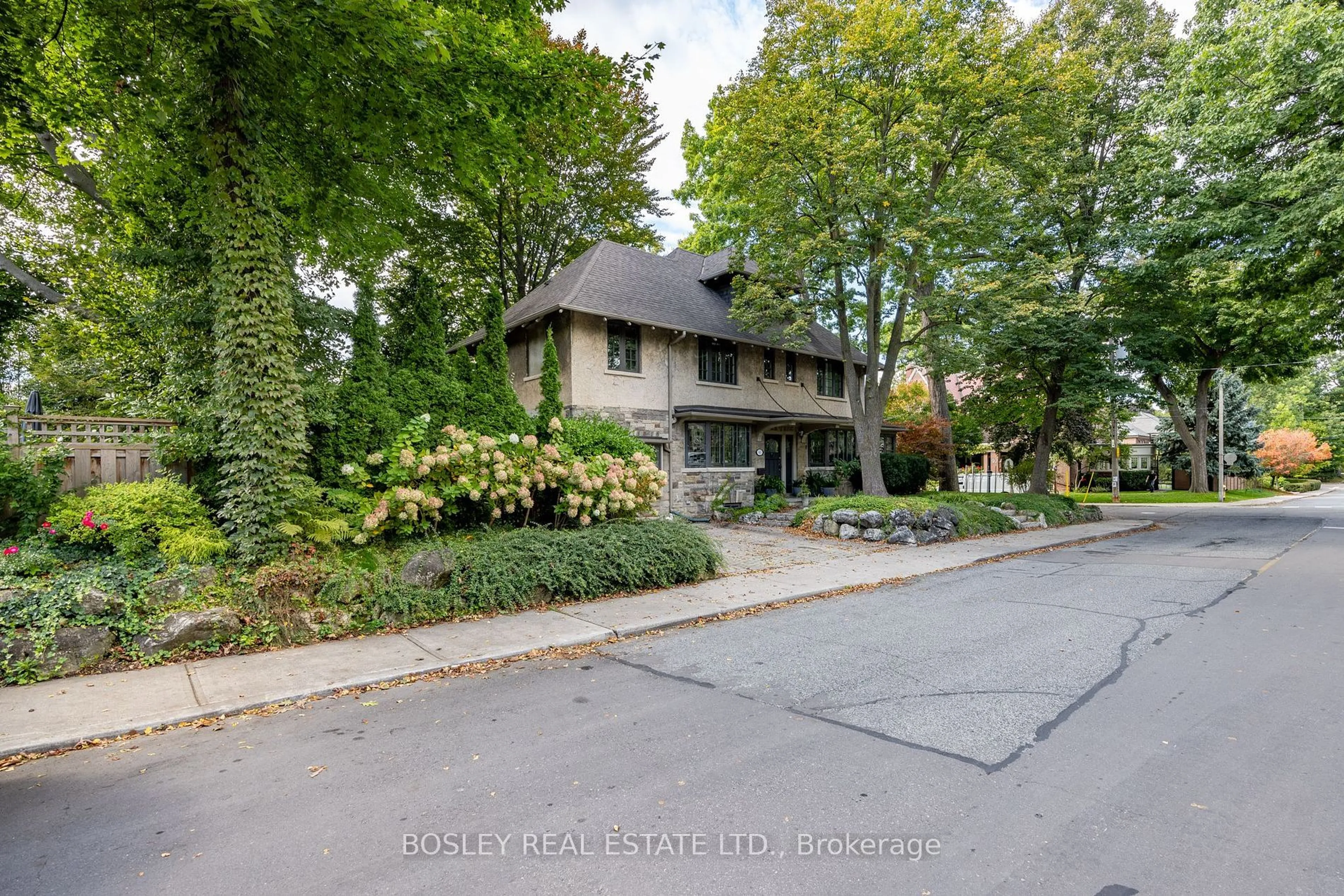 A pic from outside/outdoor area/front of a property/back of a property/a pic from drone, street for 41 Rosedale Heights Dr, Toronto Ontario M4T 1C2