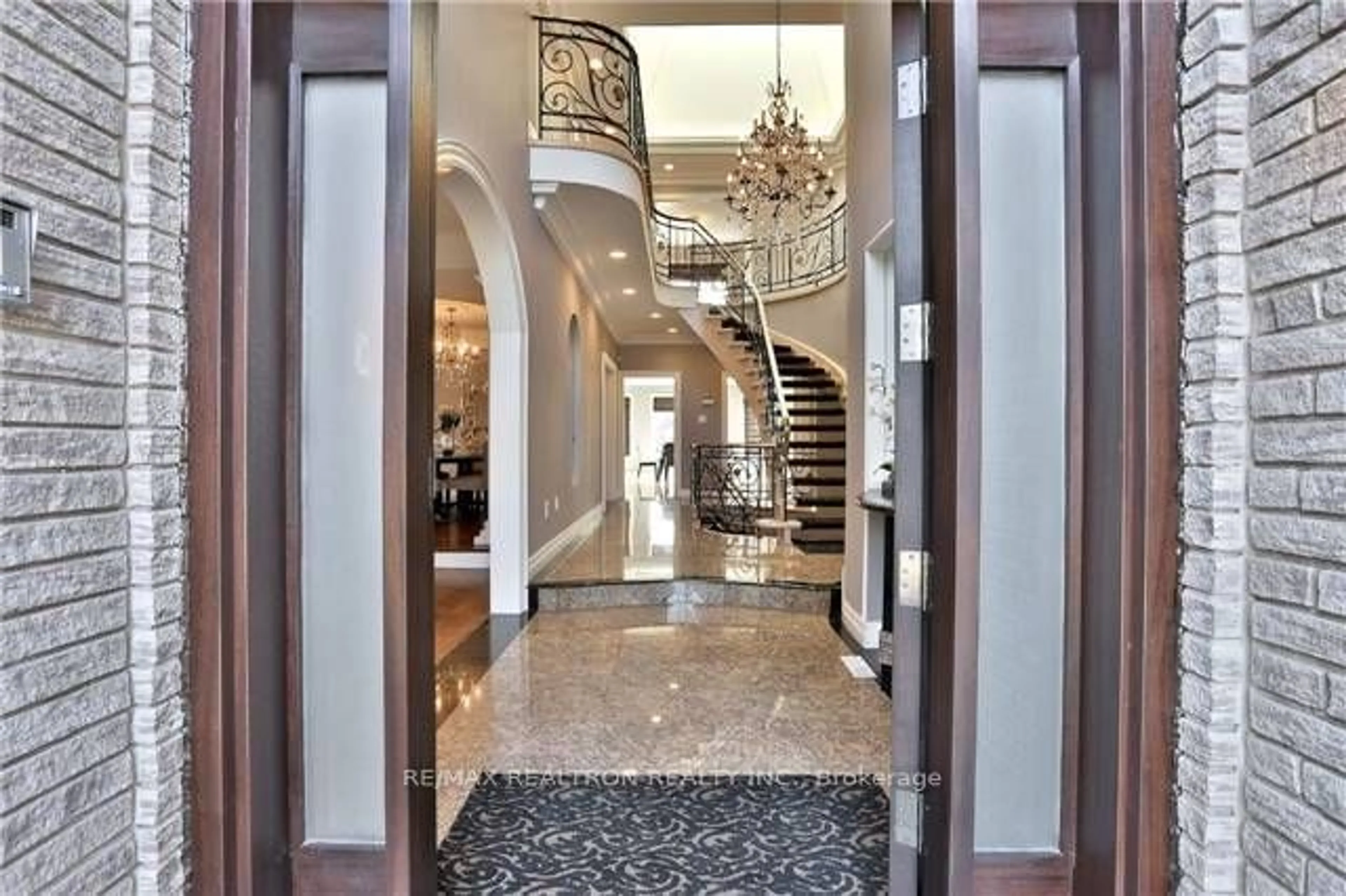 Indoor foyer for 243 Dunview Ave, Toronto Ontario M2N 4J3