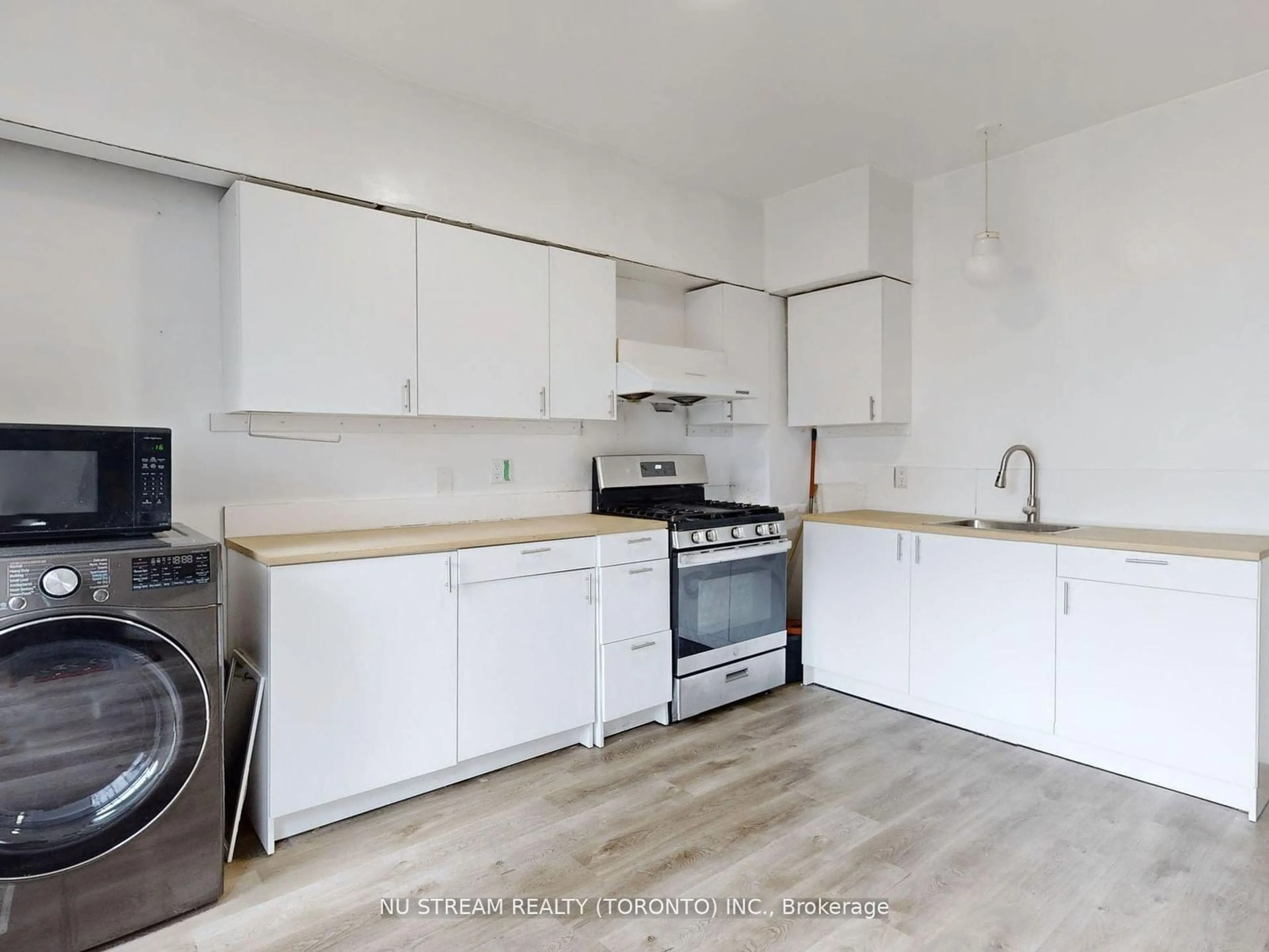 Standard kitchen, unknown for 23 Ross St, Toronto Ontario M5T 1Z8