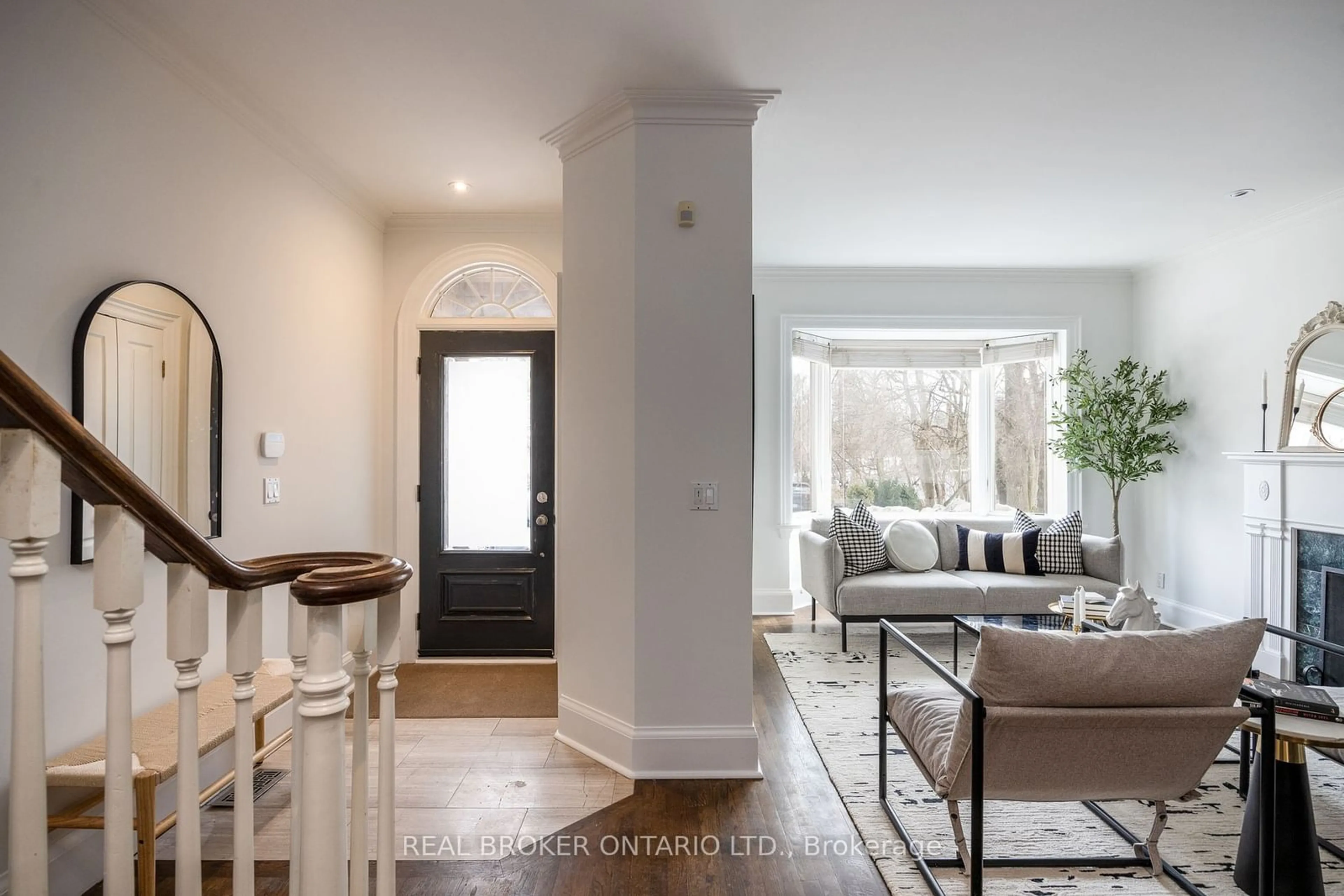 Indoor entryway for 258 Douglas Ave, Toronto Ontario M5M 1G8