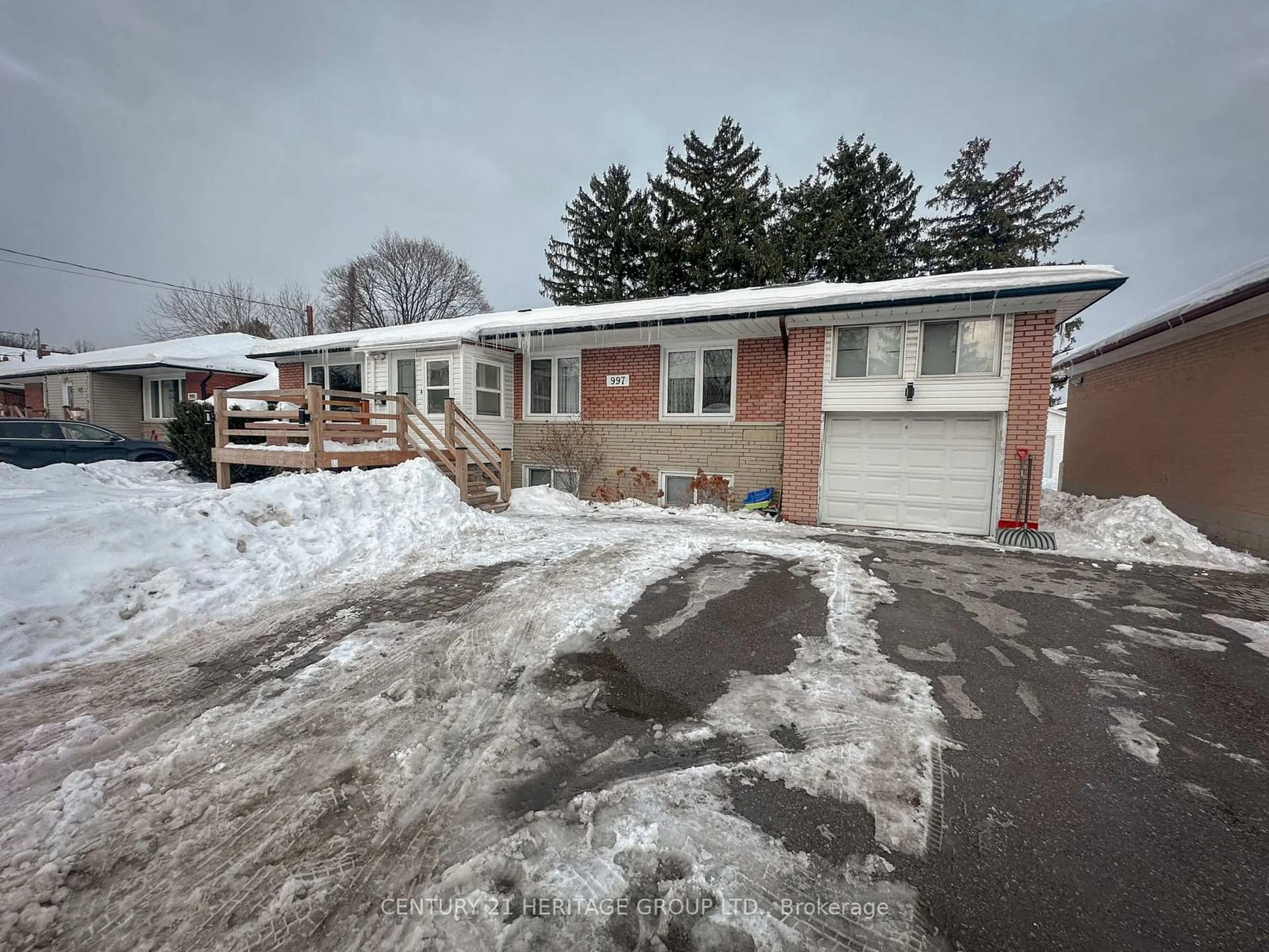 A pic from outside/outdoor area/front of a property/back of a property/a pic from drone, street for 997 Willowdale Ave, Toronto Ontario M2M 3C8